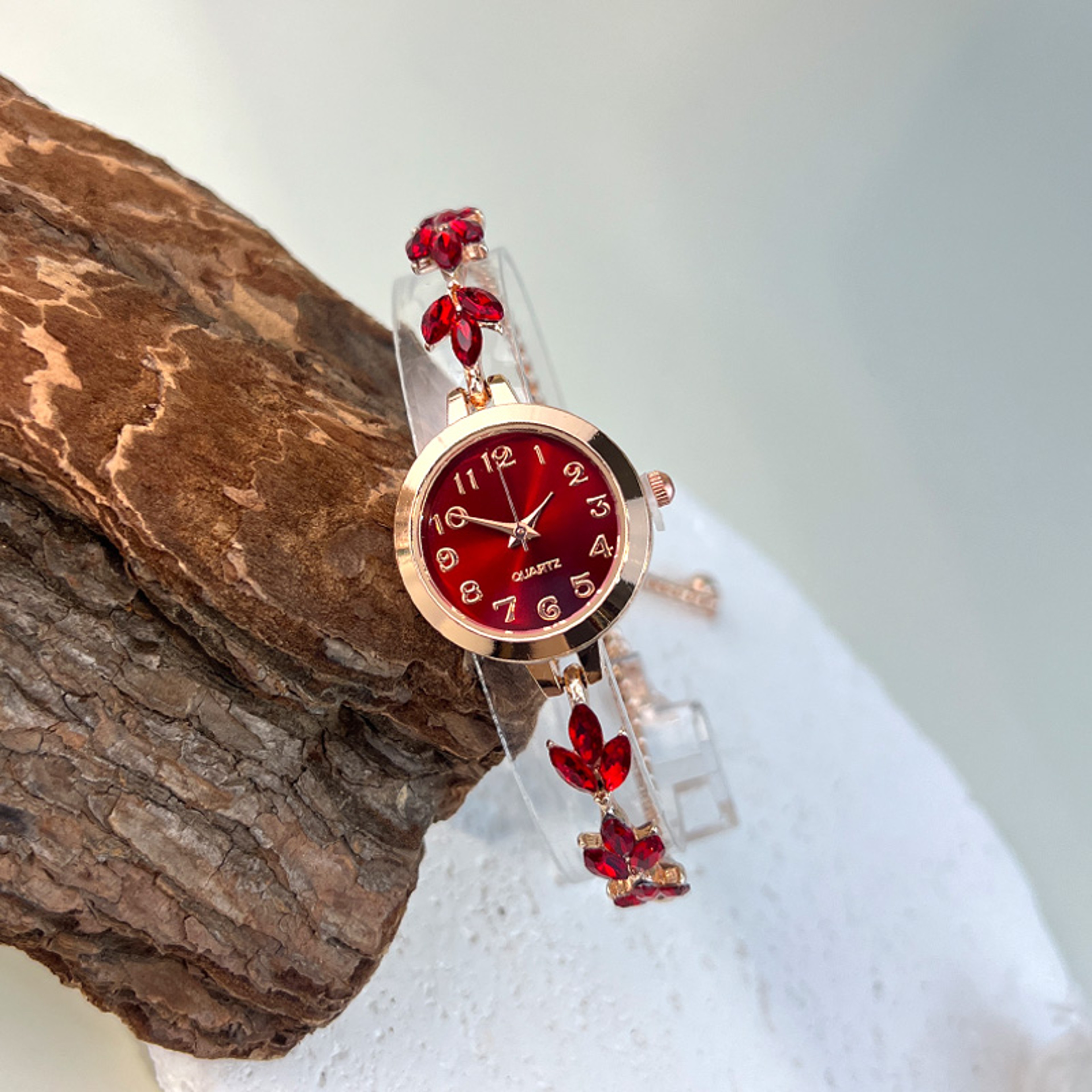 Elegant Ladies Quartz Watch, Round Alloy Case, Arabic Numeral Dial, Leaf-Shaped Diamond-Studded Bracelet – view 3