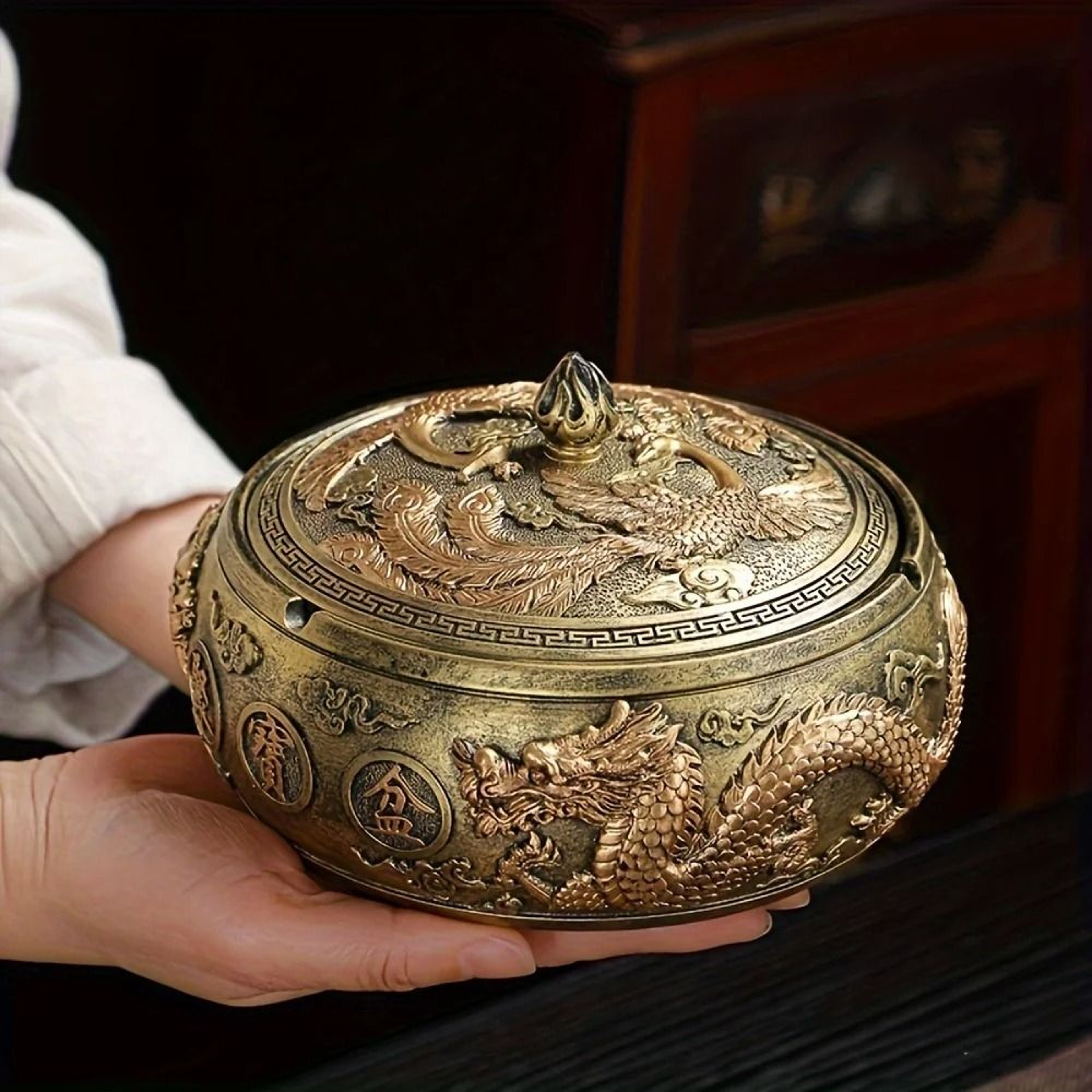 Modern Resin Round Ashtray With Lid  AntiFly Design For Home And Office Decor 2