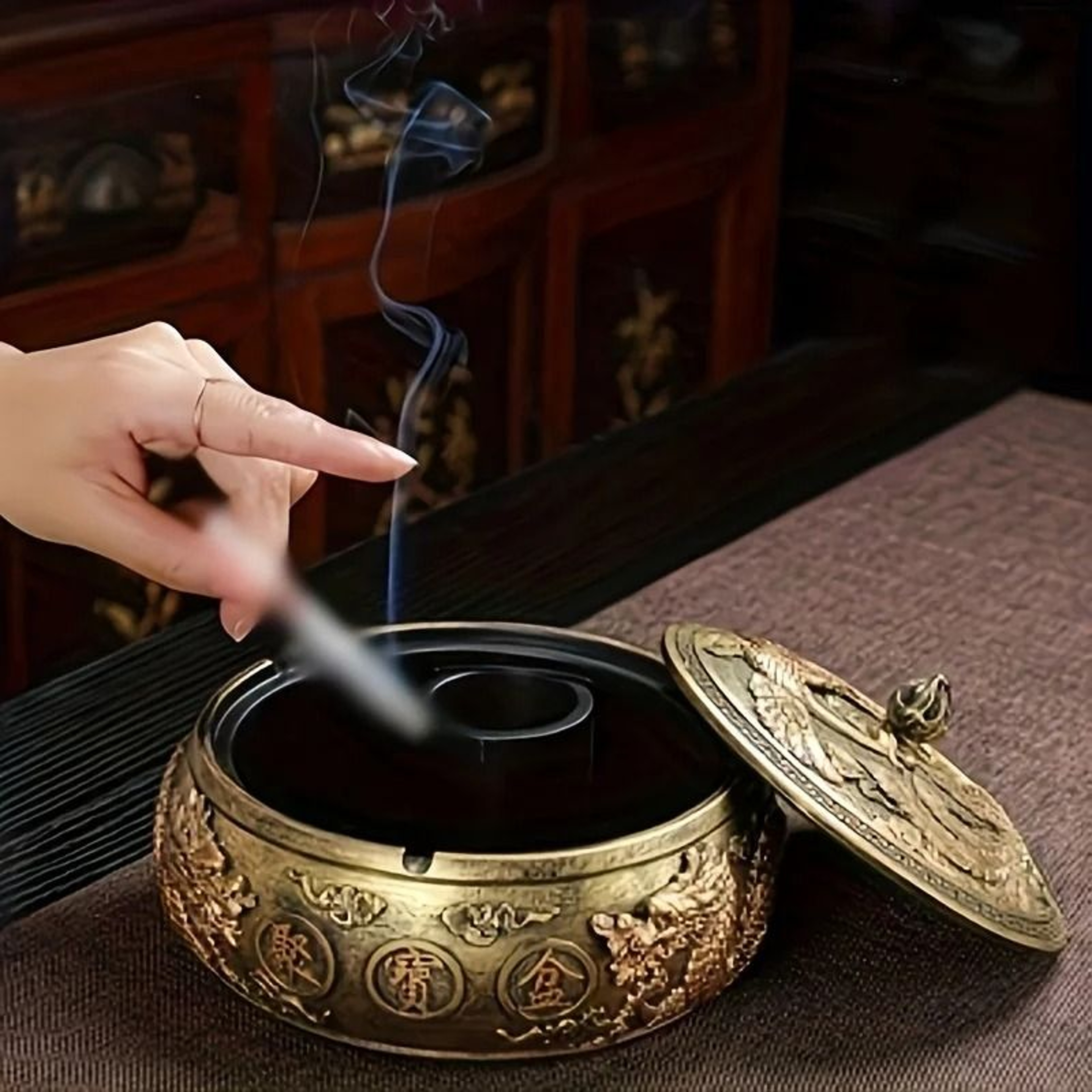 Modern Resin Round Ashtray With Lid  AntiFly Design For Home And Office Decor 3