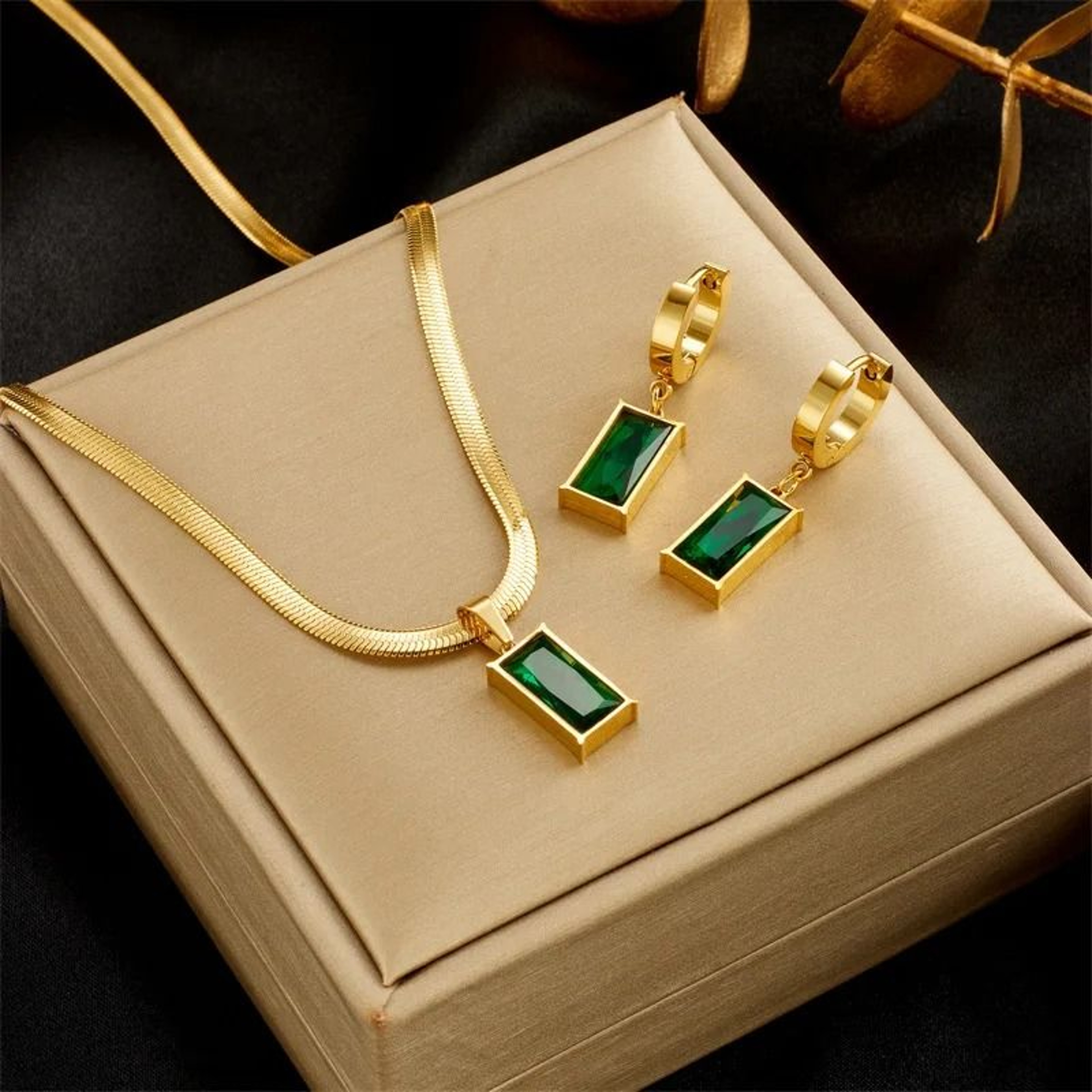 Green Crystal Zircon Pendant Necklace And Earrings Set 0