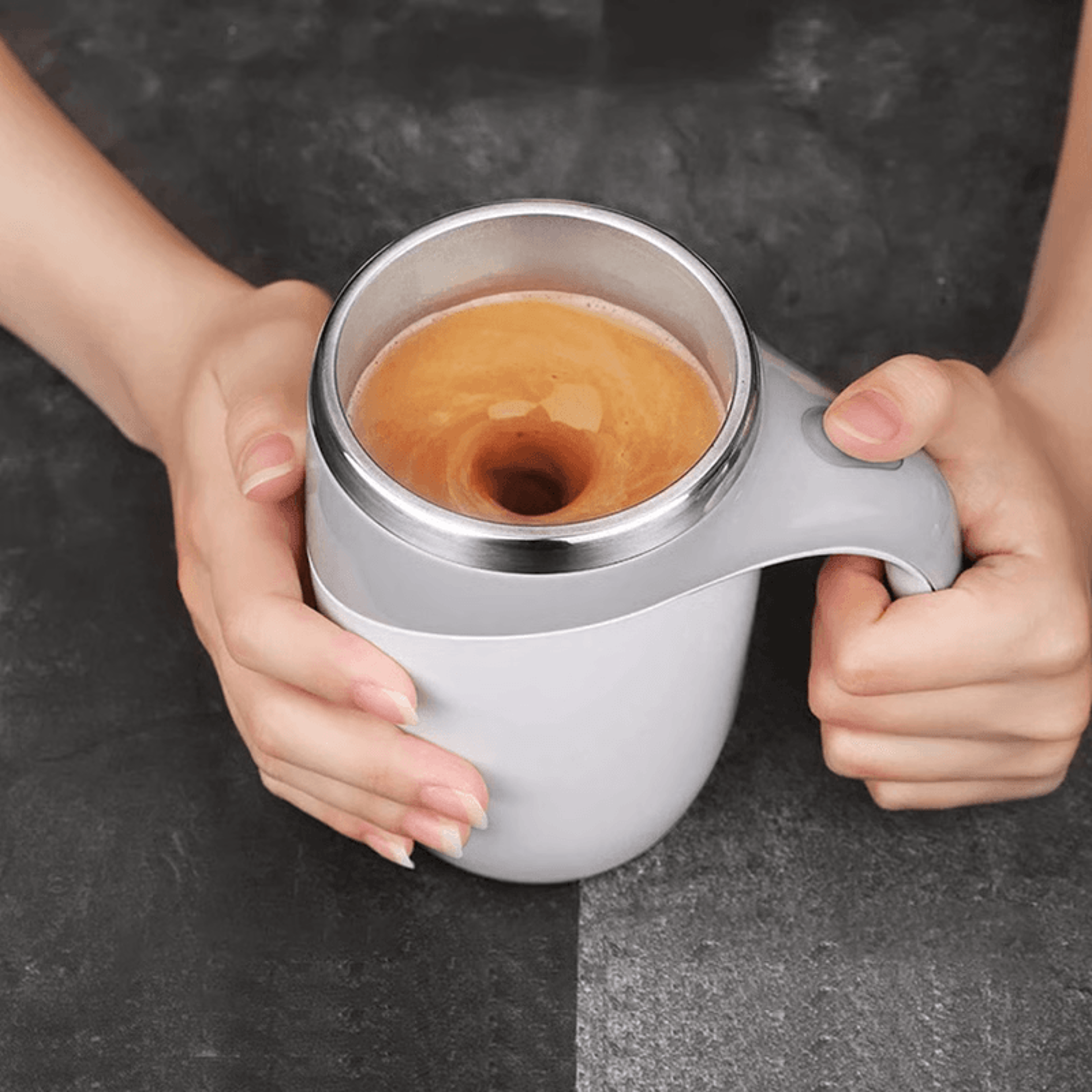 Effortless coffee mug with USB charging