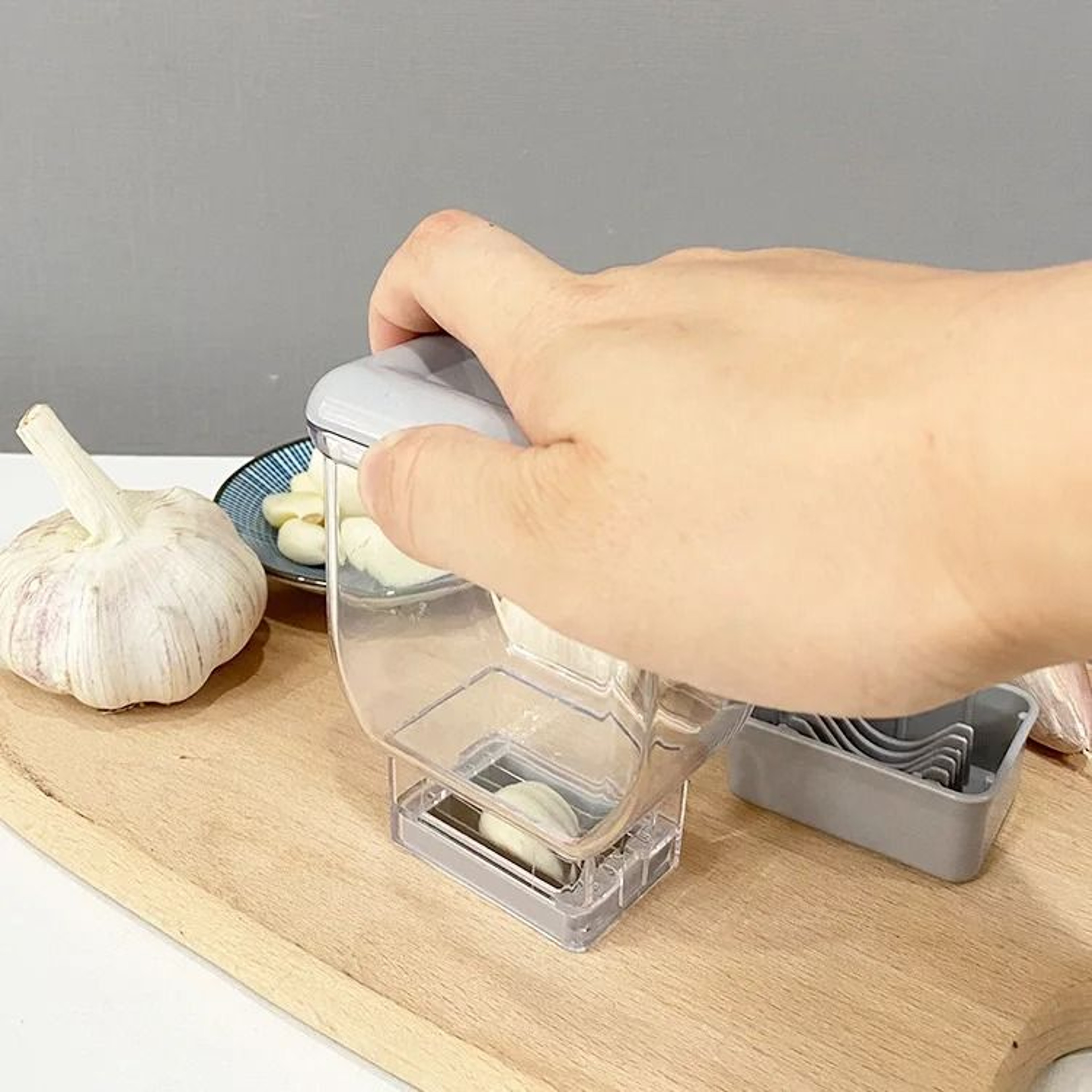 Manual Pressing Garlic Grater  Precision Grinding  Cutting Tool 2