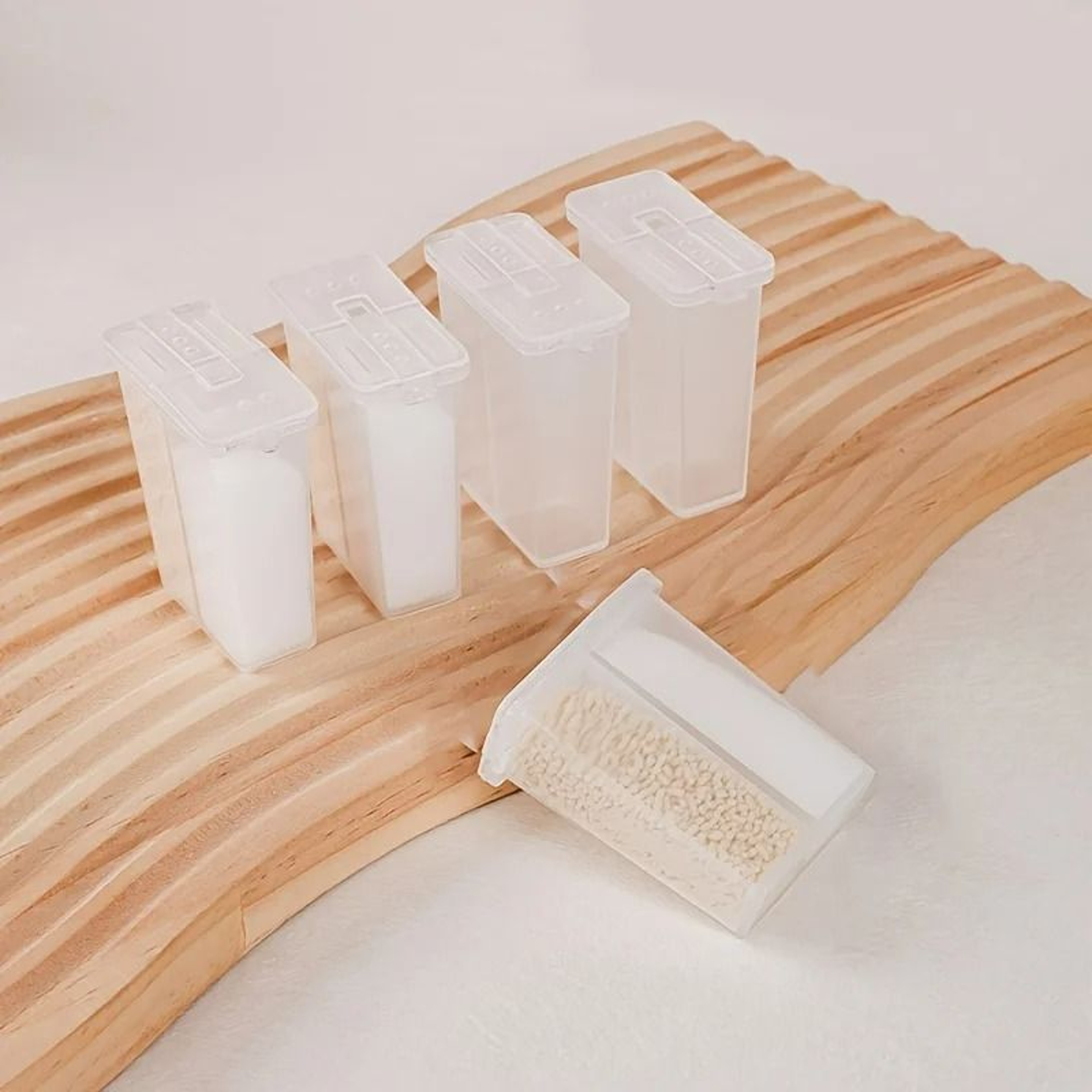 Clear Plastic Salt And Pepper Shaker With MoistureProof Lid 4