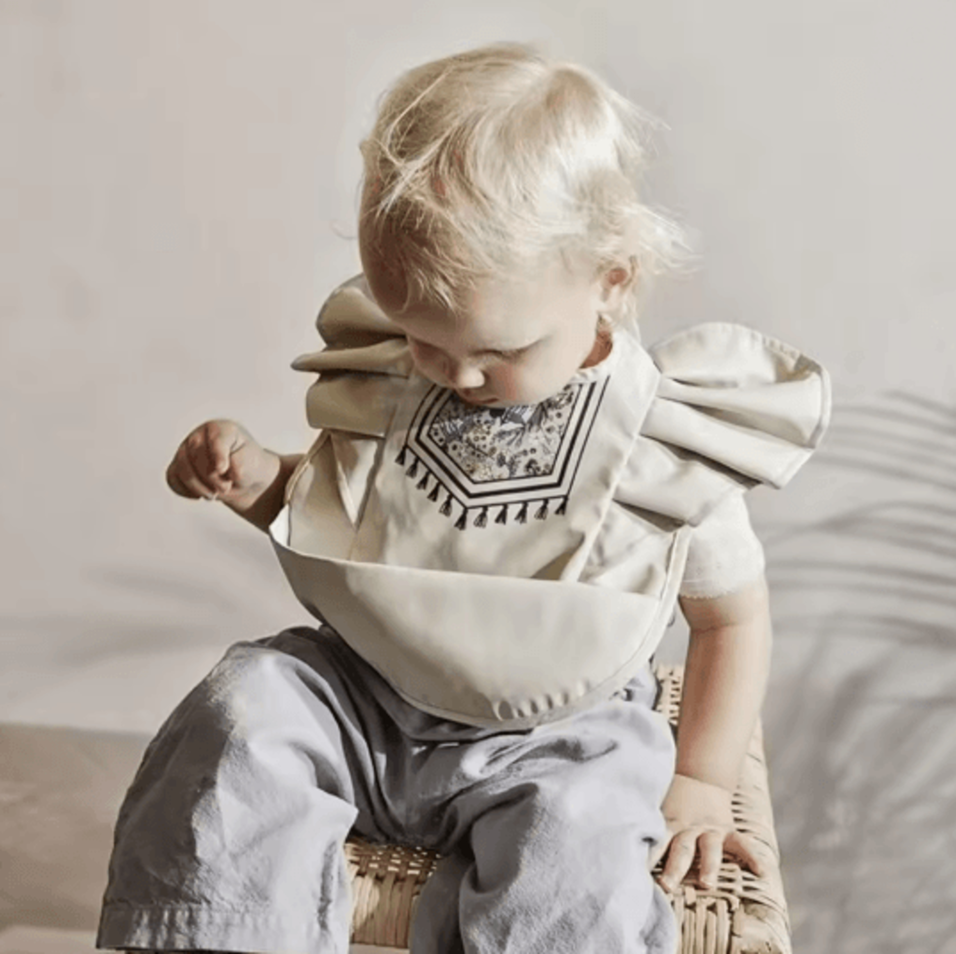 Waterproof Baby Bib With Sleeves Soft PU Feeding Bib With Pocket 3
