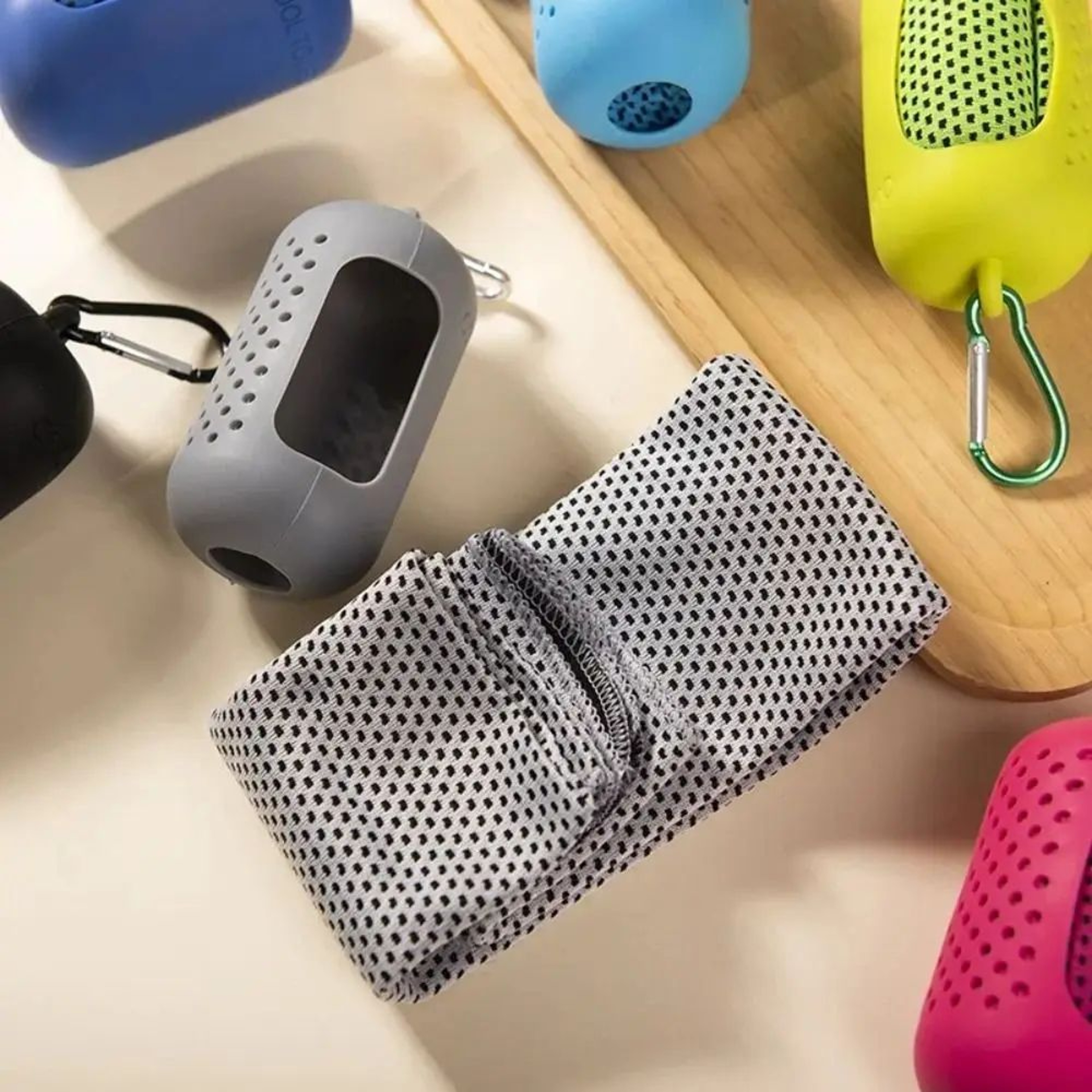 Quick Dry Cooling Towel With Silicone Case Microfiber Sports Towel 4