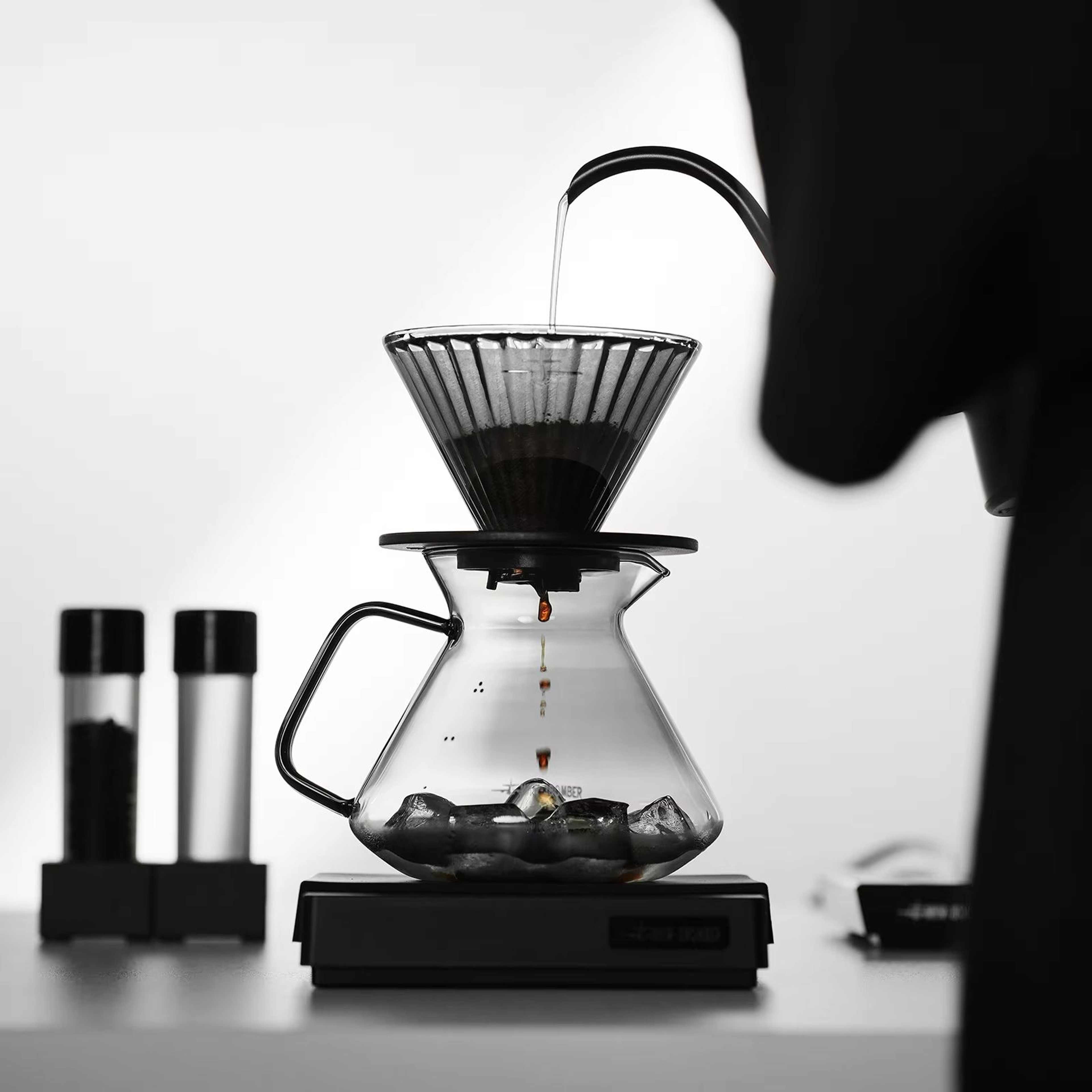 MHW3BOMBER Hill Coffee Server  High Borosilicate Glass Pour Over Server With Ergonomic Handle For B 4