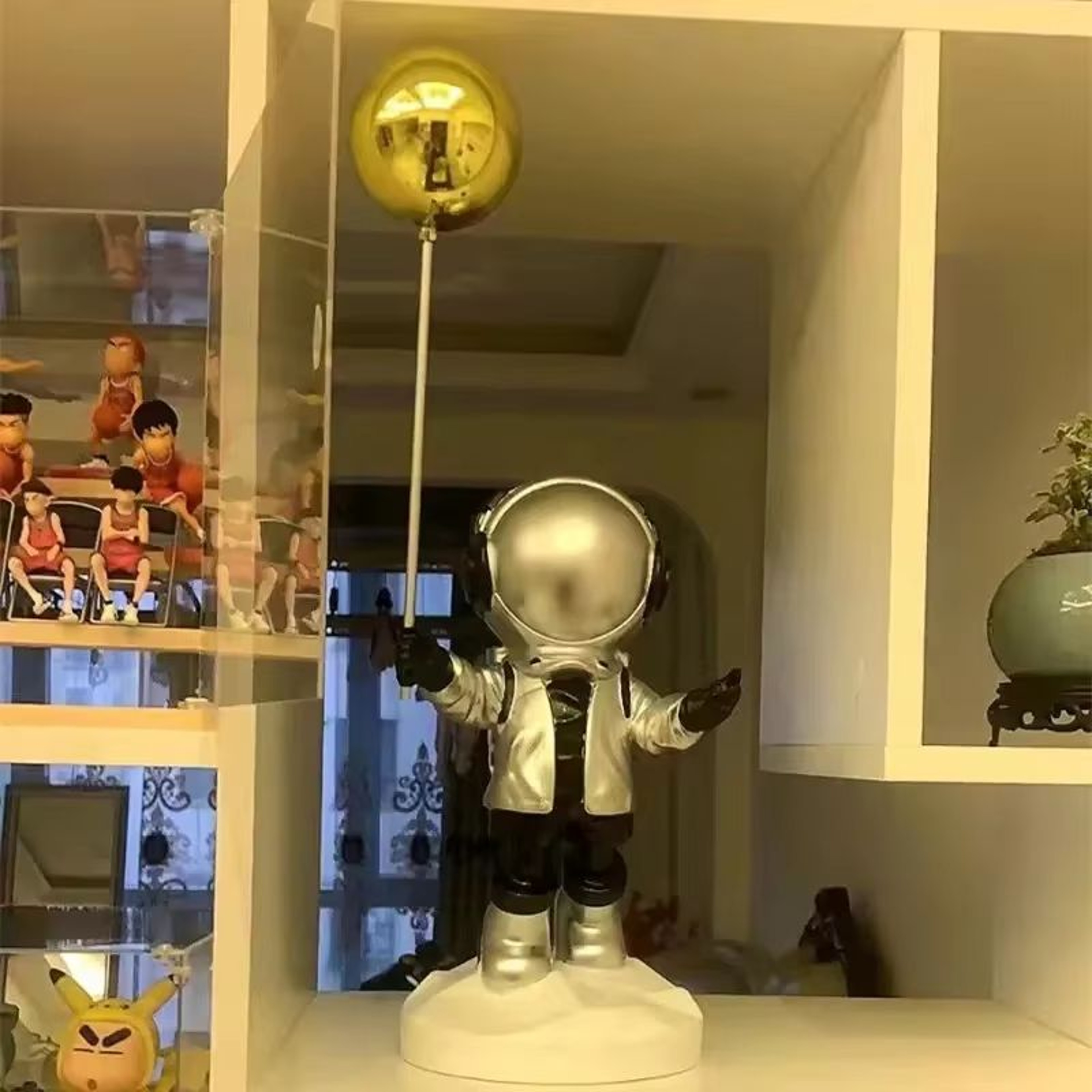 Balloon Astronaut Resin Ornament  Unique Home Decor Craft For Desk Bookcase Or Office Decoration 2