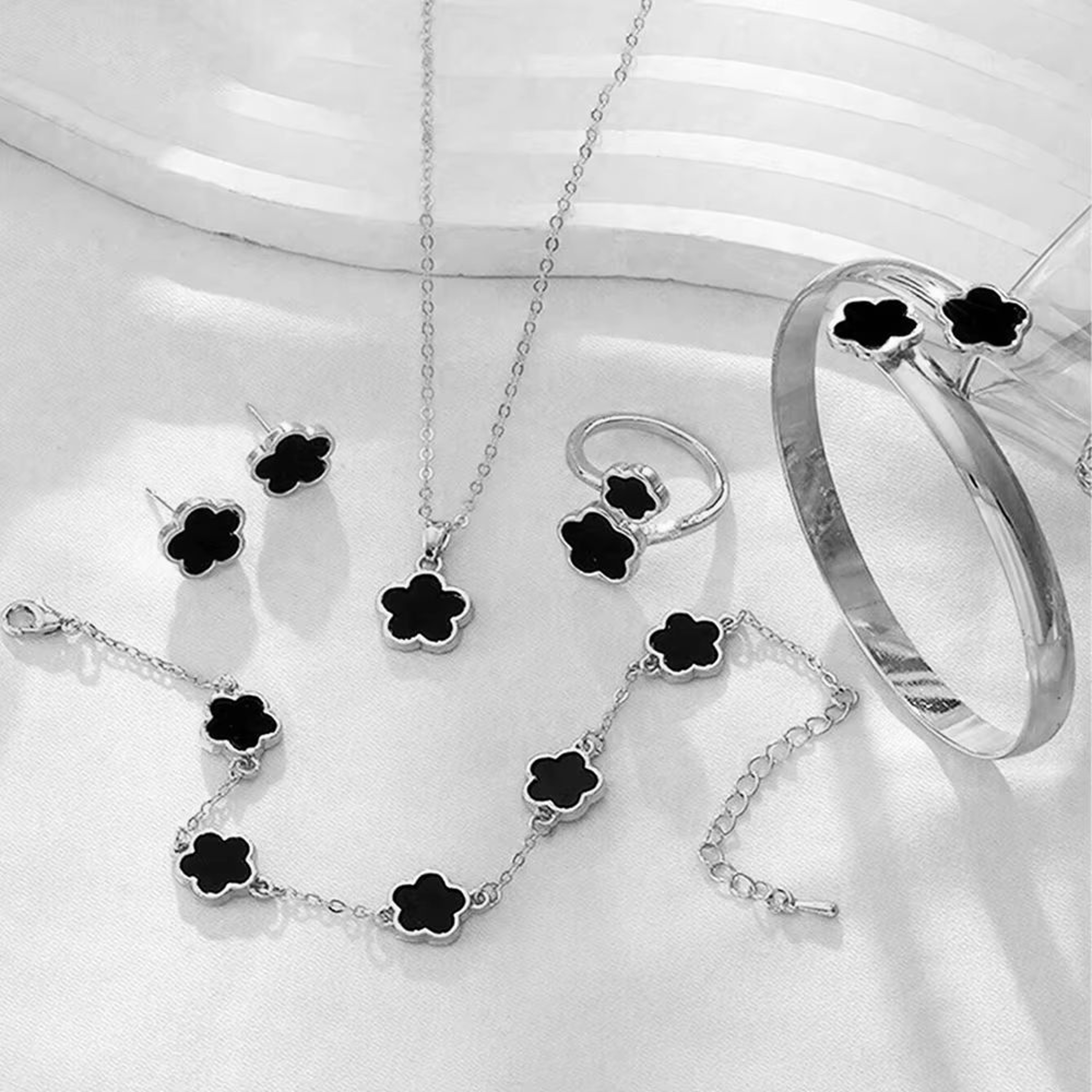 Lucky Five Petal Flower Jewelry Set For Women 5 Pieces 4