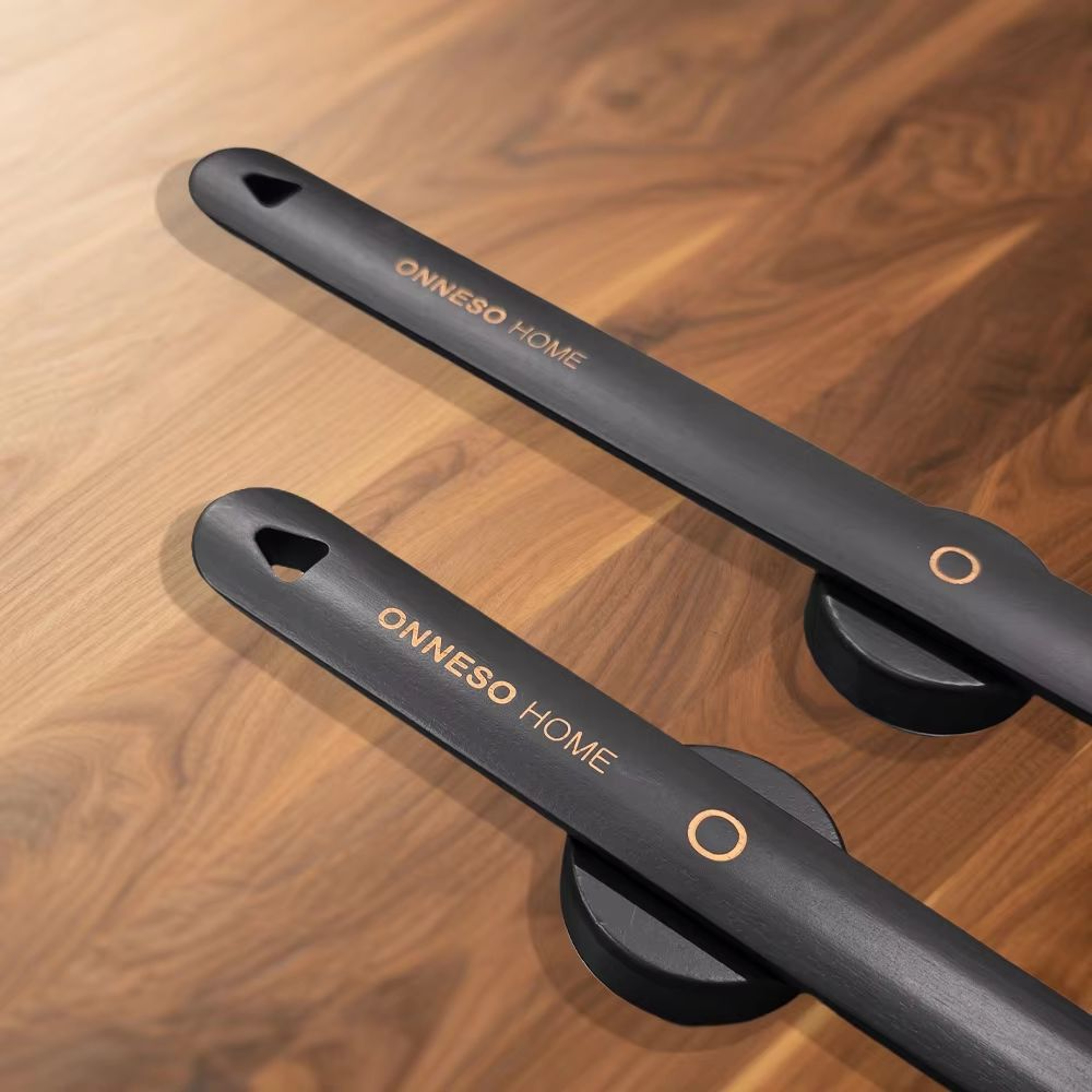 Black Lacquered BeechWood LongHandle Shoehorn With Magnetic Mount 5075 Cm 0