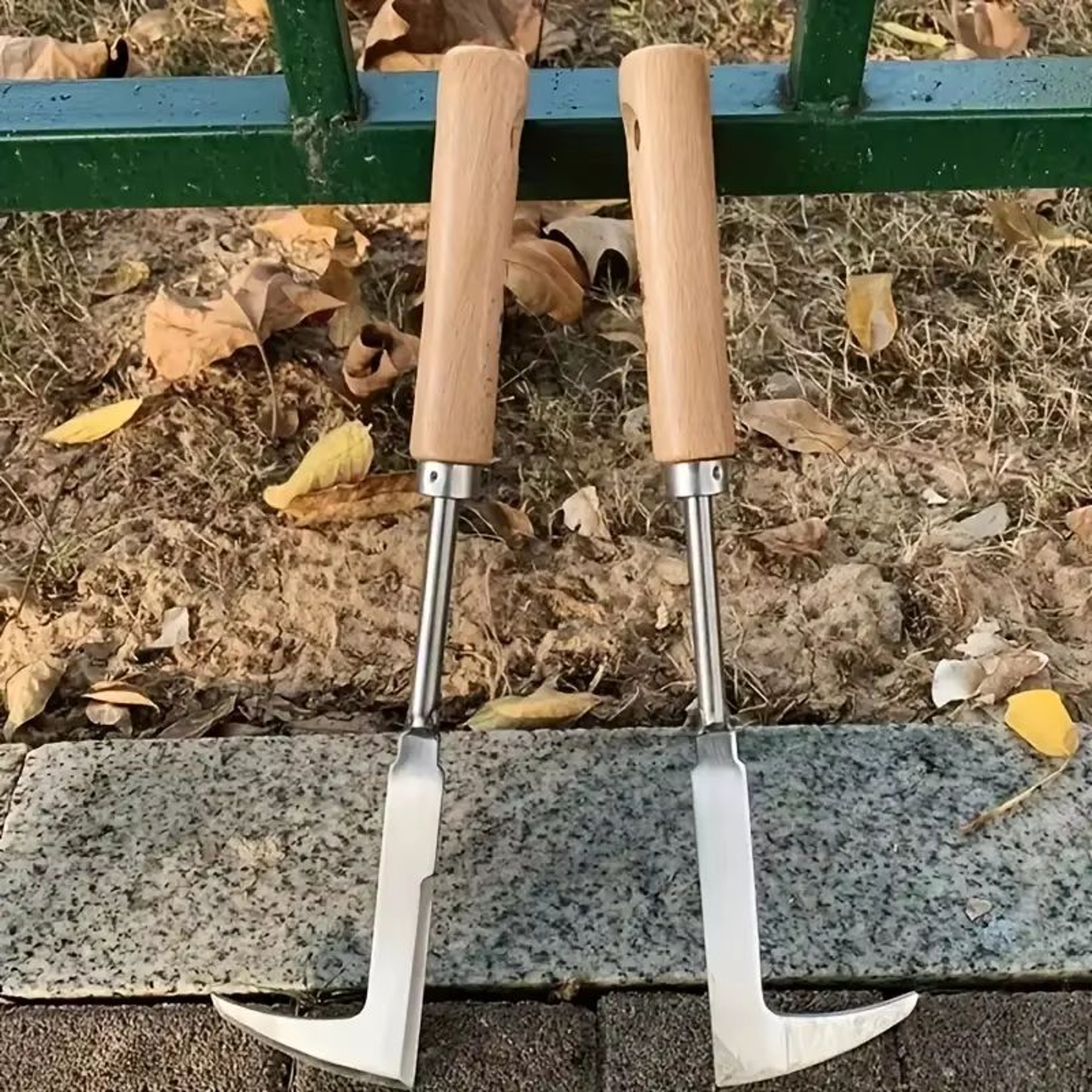 Heavy Duty Carbon Steel Hand Shovel With Ergonomic Grip For Weeding And Garden Use 4