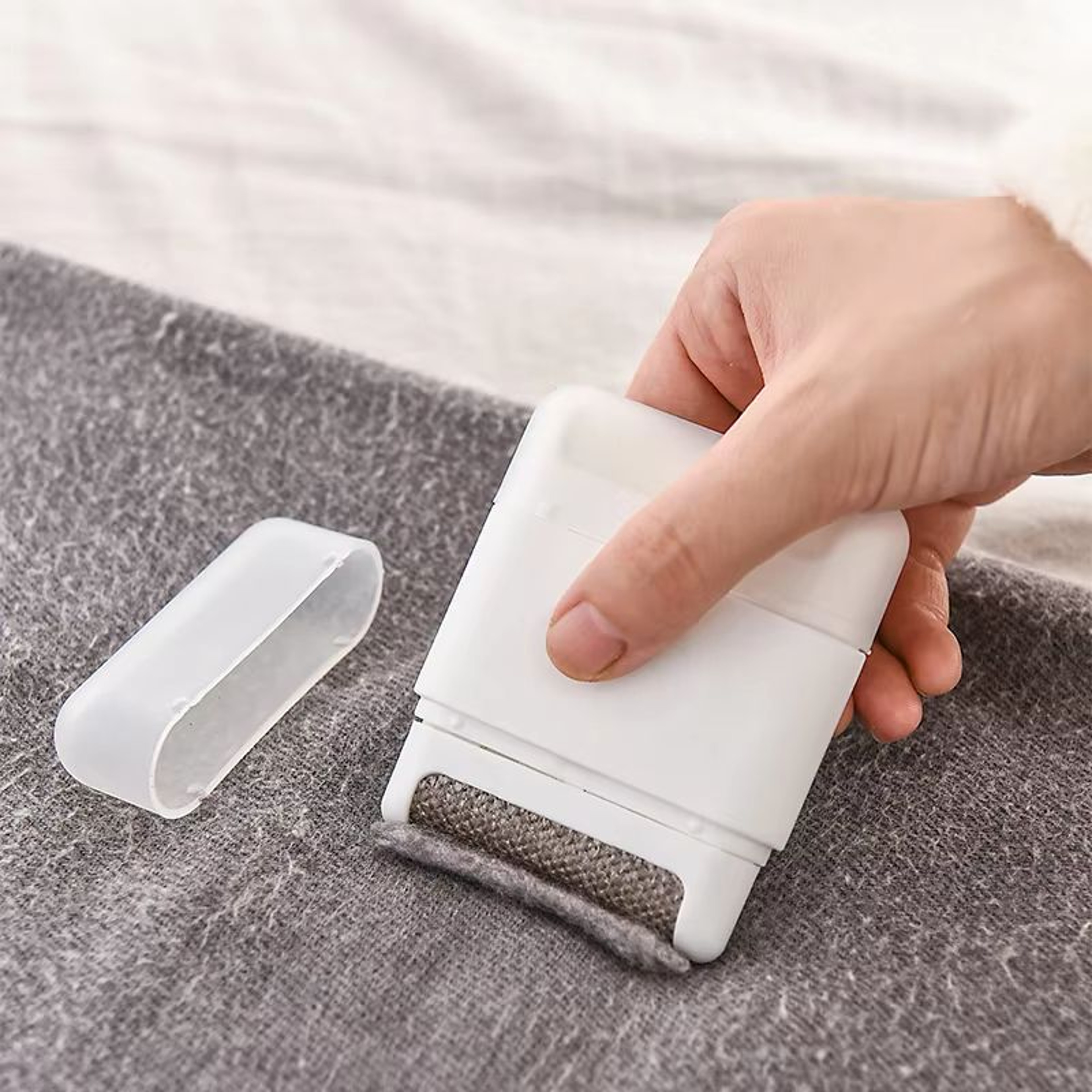 Portable Mini Lint Roller And Pet Hair Remover Brush For Clothes And Carpets 2