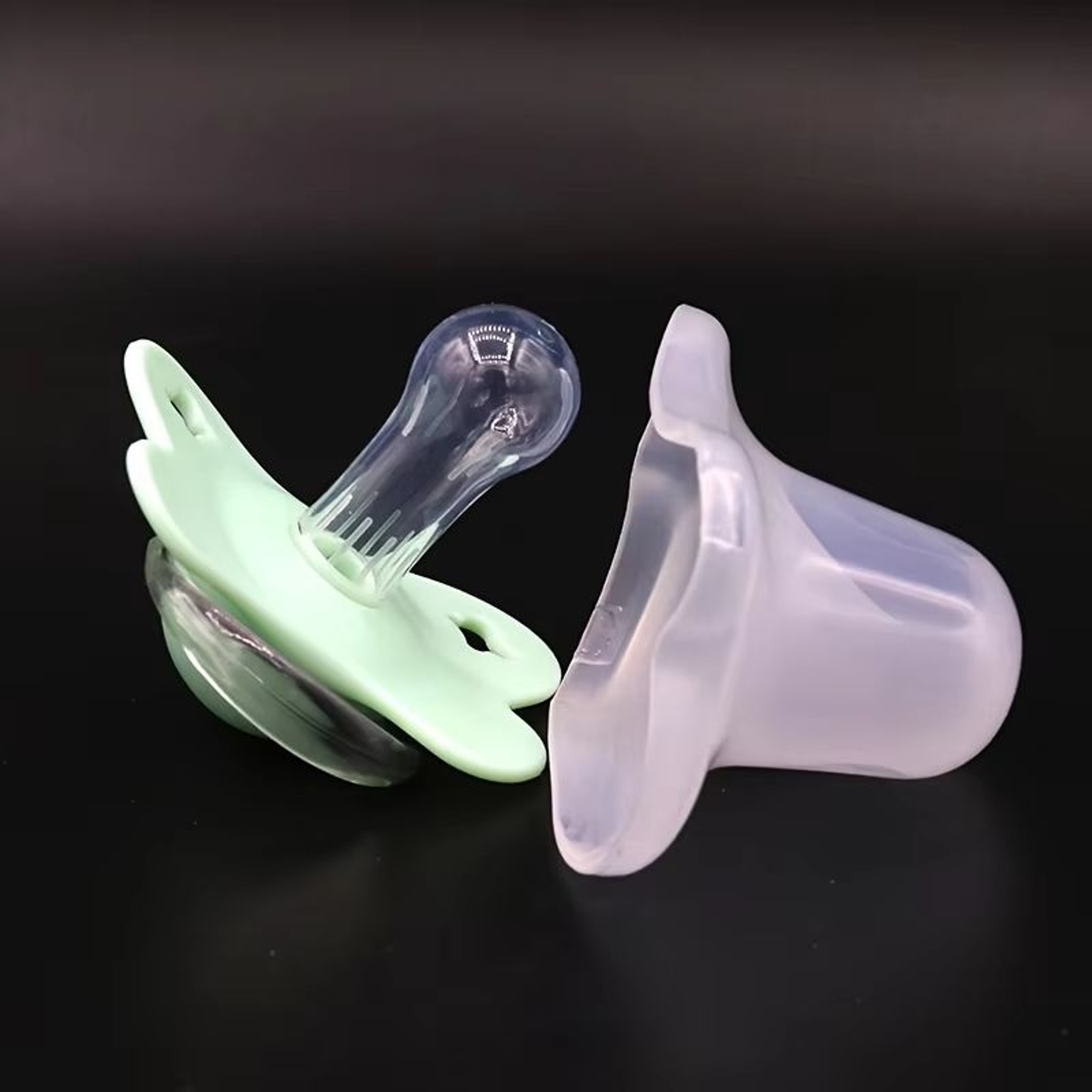 4Color Silicone Baby Pacifier With Thumb  Round Nipple And Protective Cover 5