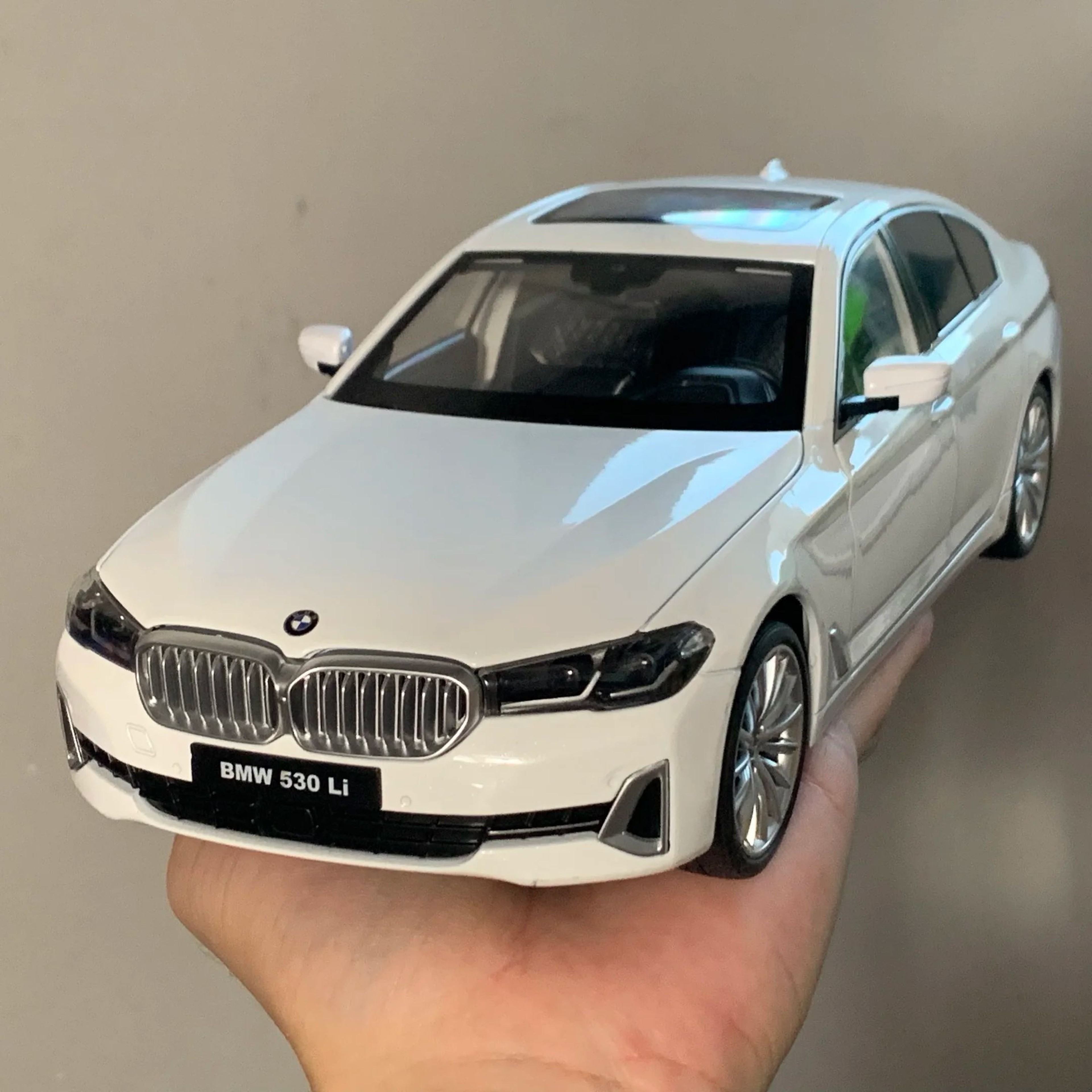 BMW 530Li 118 Alloy Diecast Model Car Luxury Collector Display  Hobby Toy 1