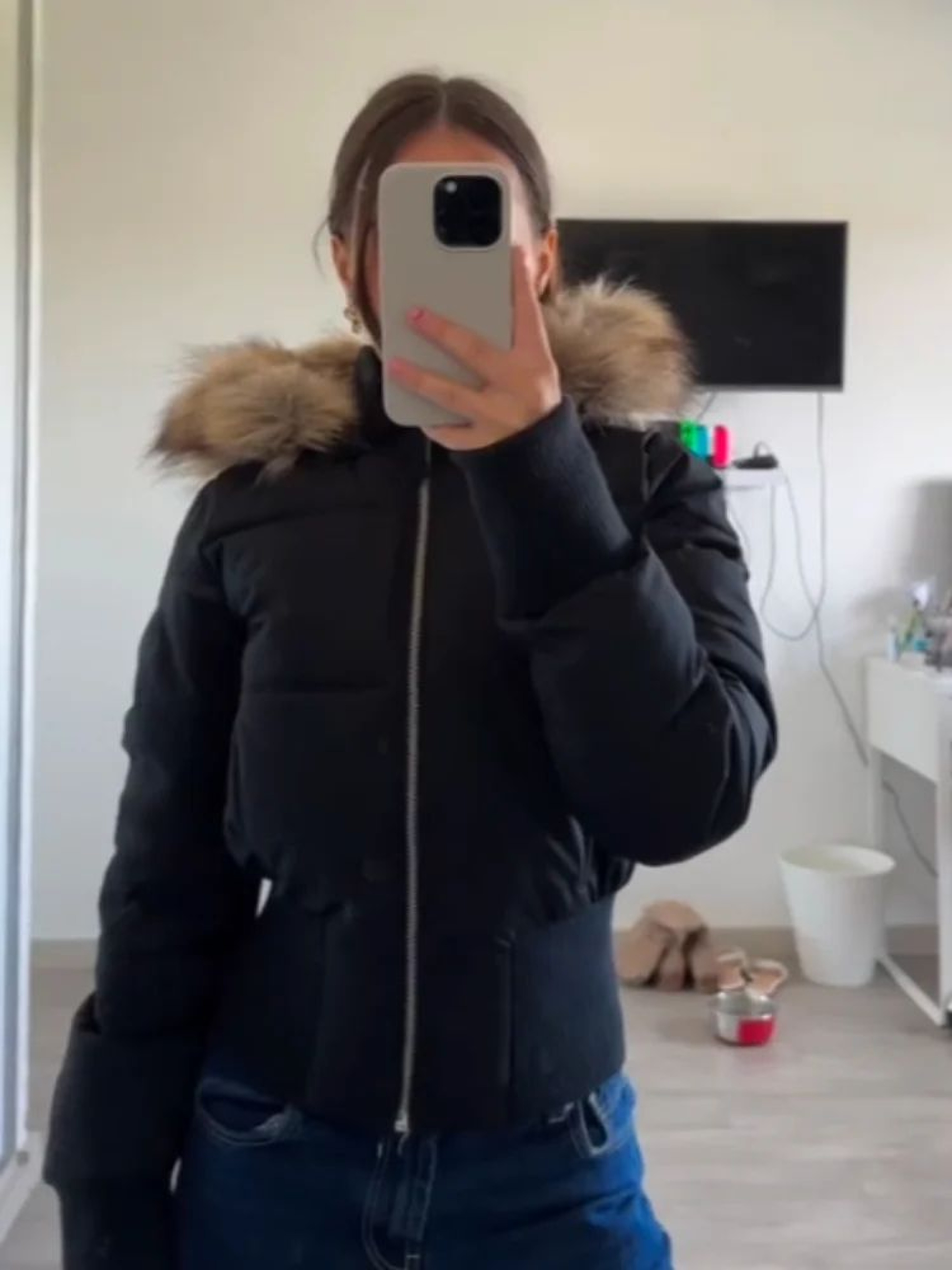 Chic Cropped Womens Faux Fur Hooded Quilted Jacket With Zipper Pockets 2