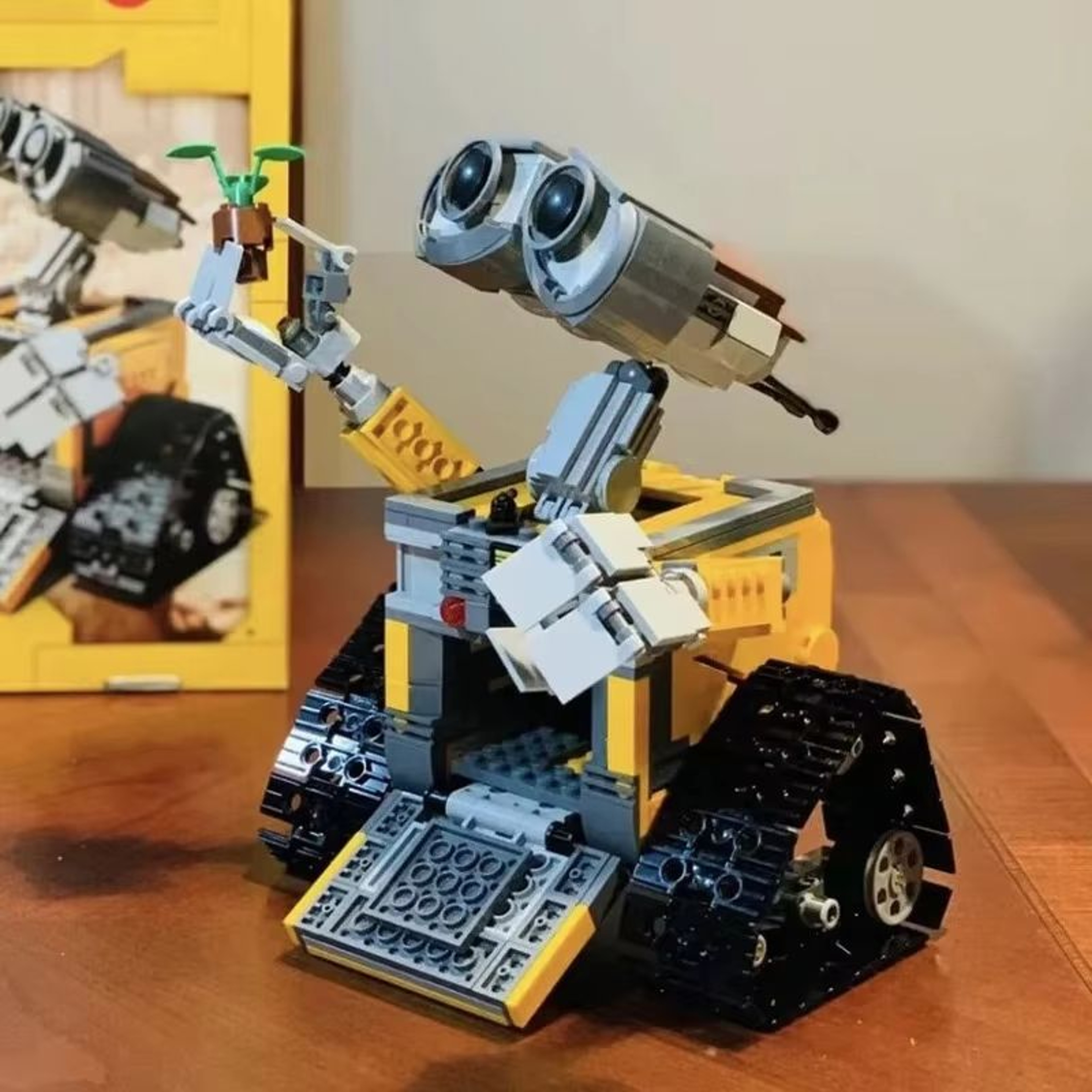 WallE Inspired Robot Building Block Set 687PCS DIY Assembly Model Toy 0