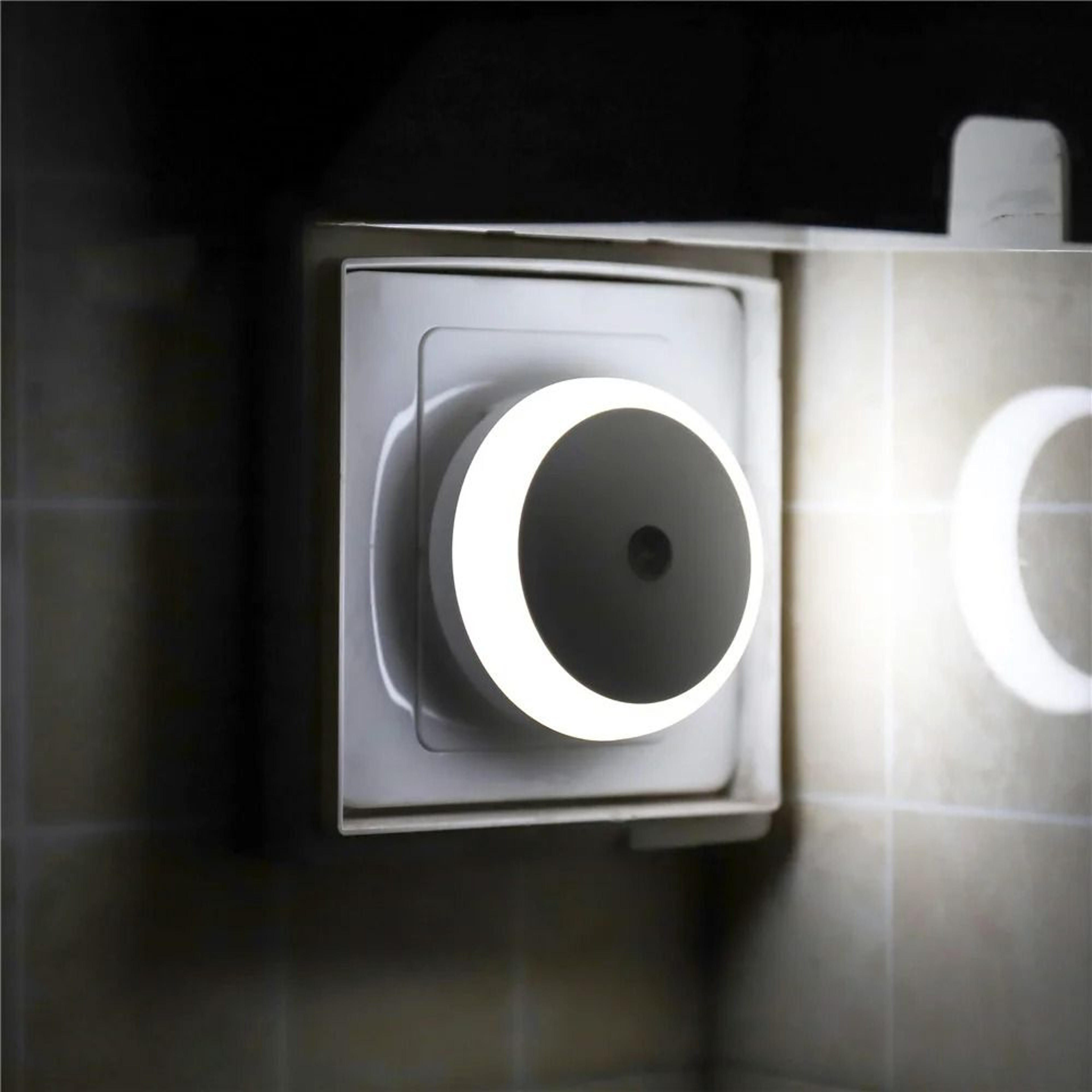Plug In LED Night Light Dusk To Dawn Smart Sensor For Bathroom Hallway Bedroom 6