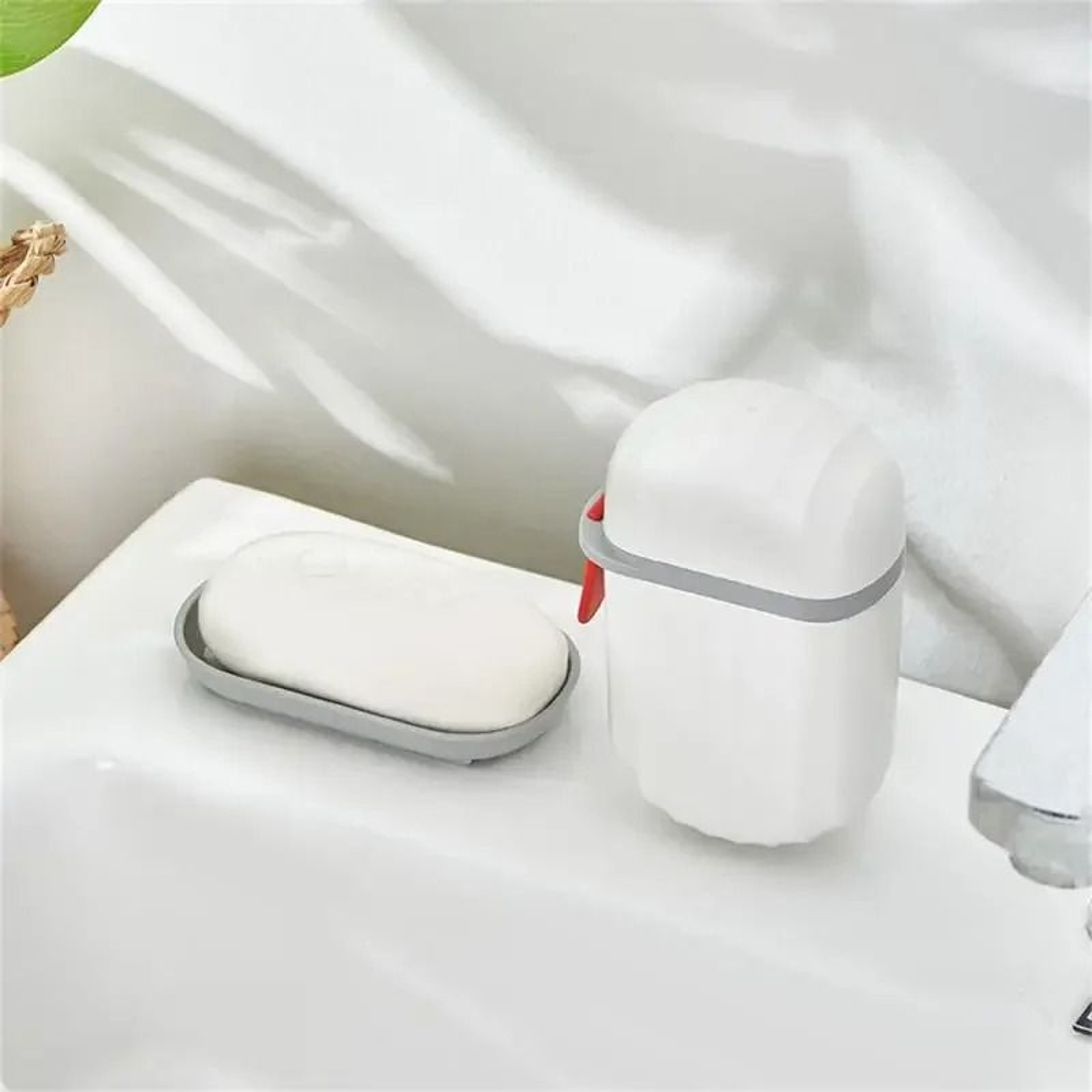 Portable Sealed Soap Storage Box Waterproof Travel Bathroom Organizer 1