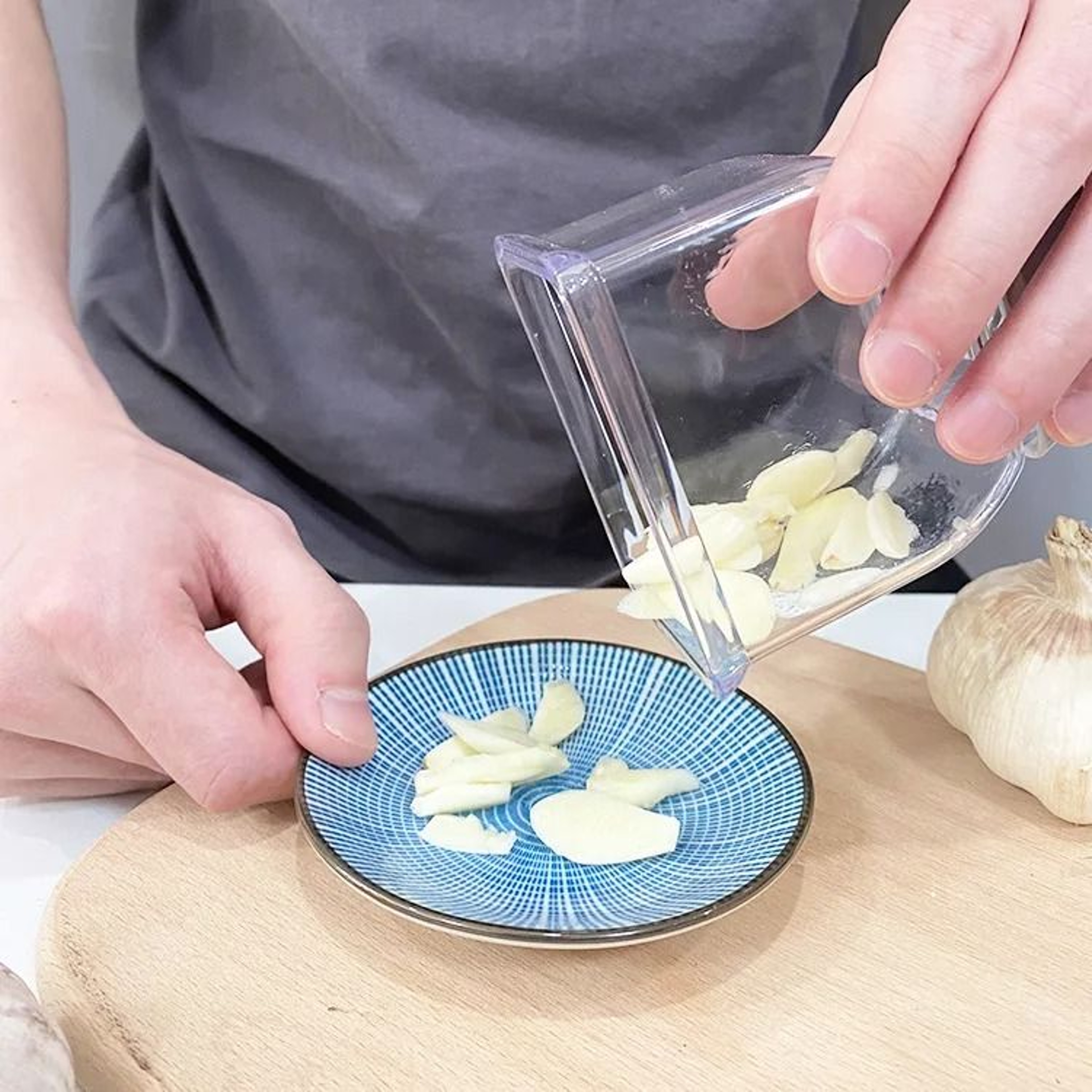 Manual Garlic Press And Grinder For Kitchen Use 4
