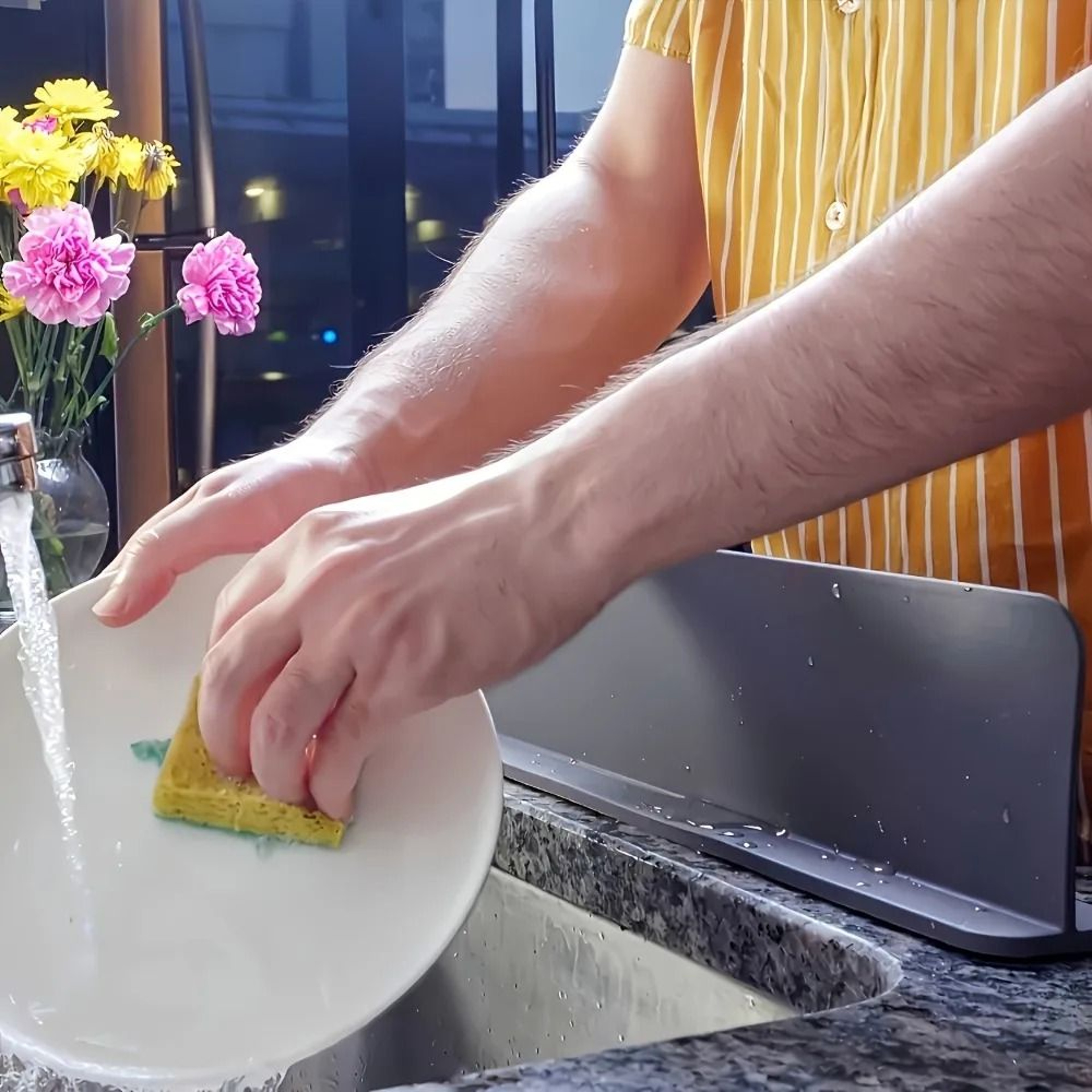 Silicone Sink Splash Guard Water Barrier With Suction Base 4