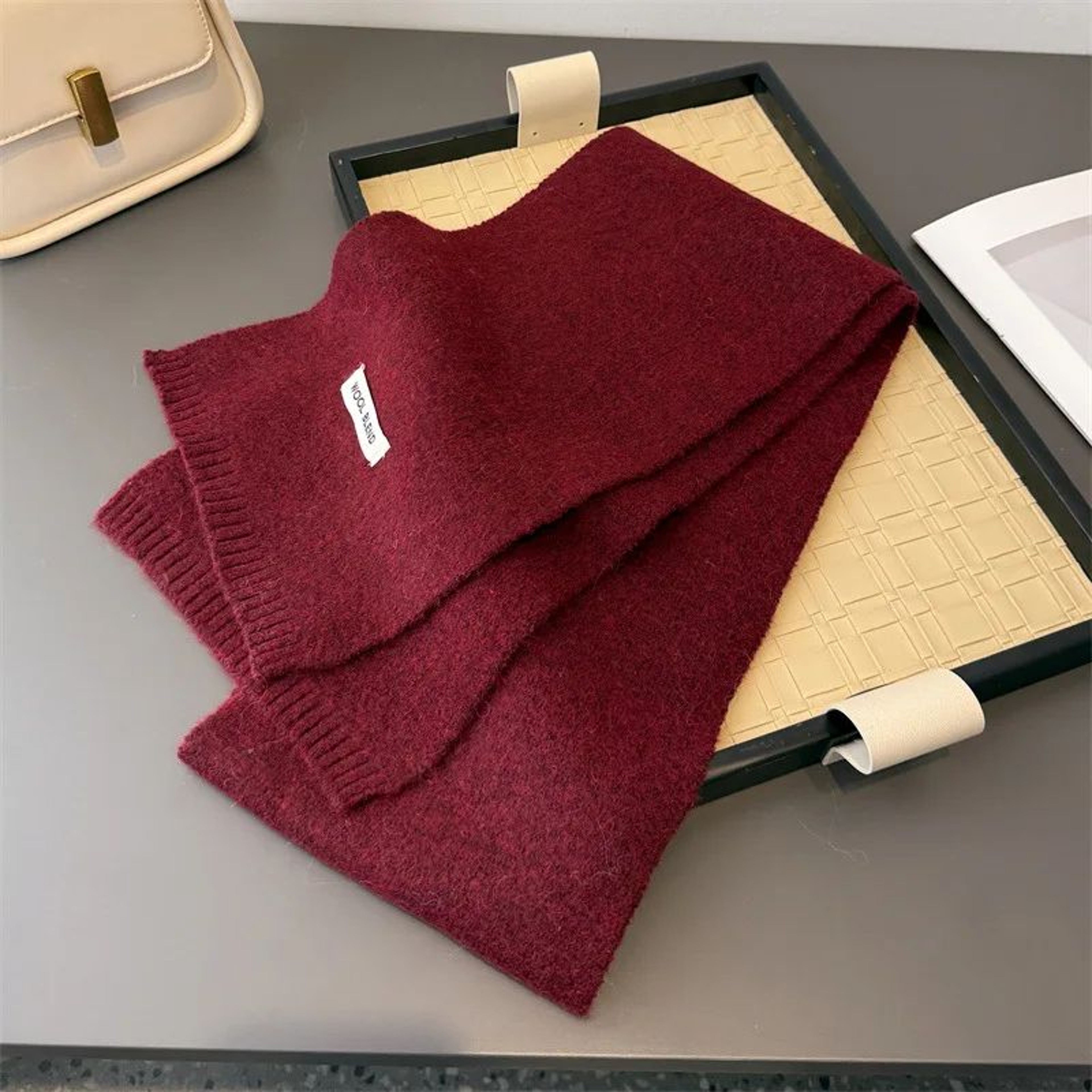 Nonbulky neck wrap for women