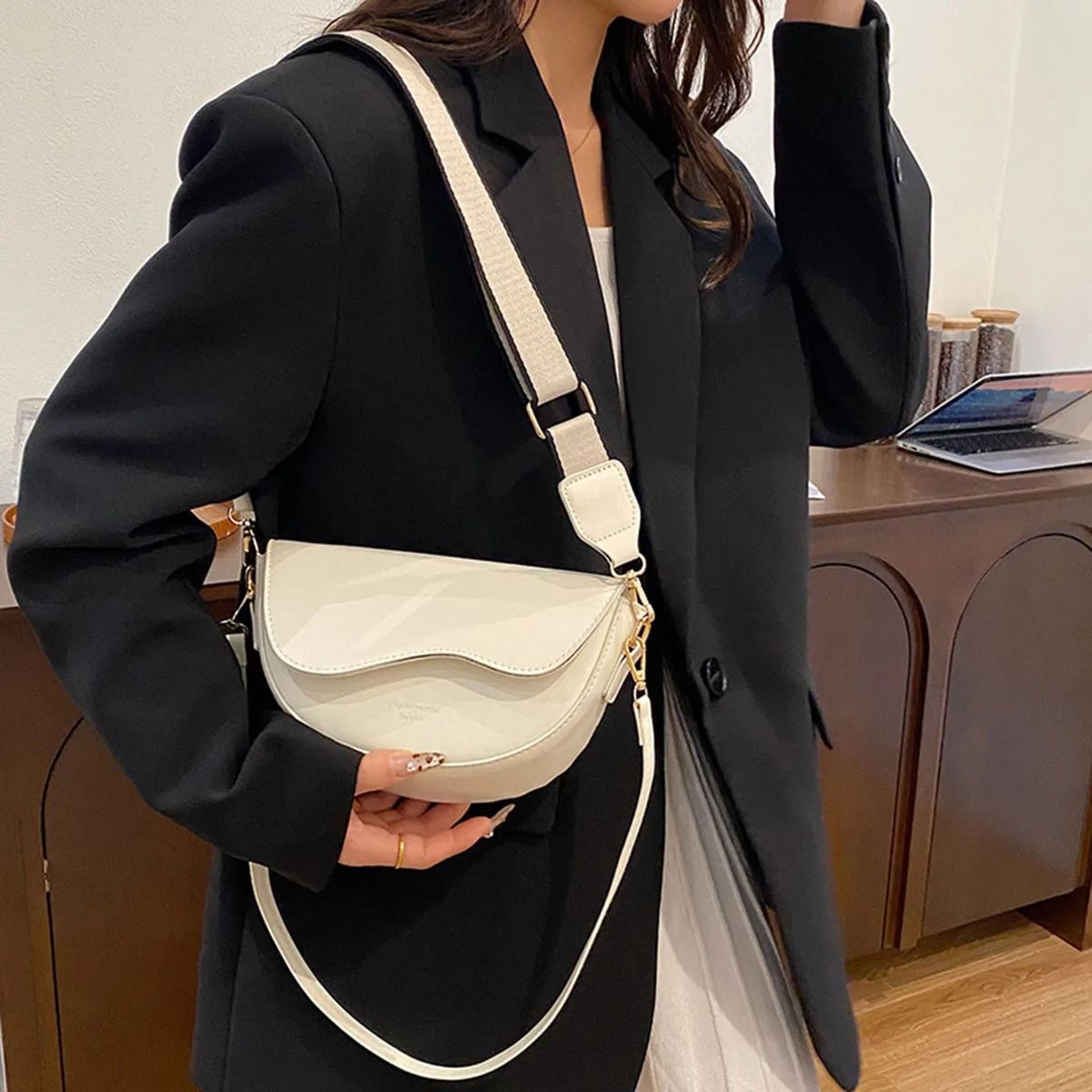 Casual Minimalist Ladies Crossbody Saddle Bag 2