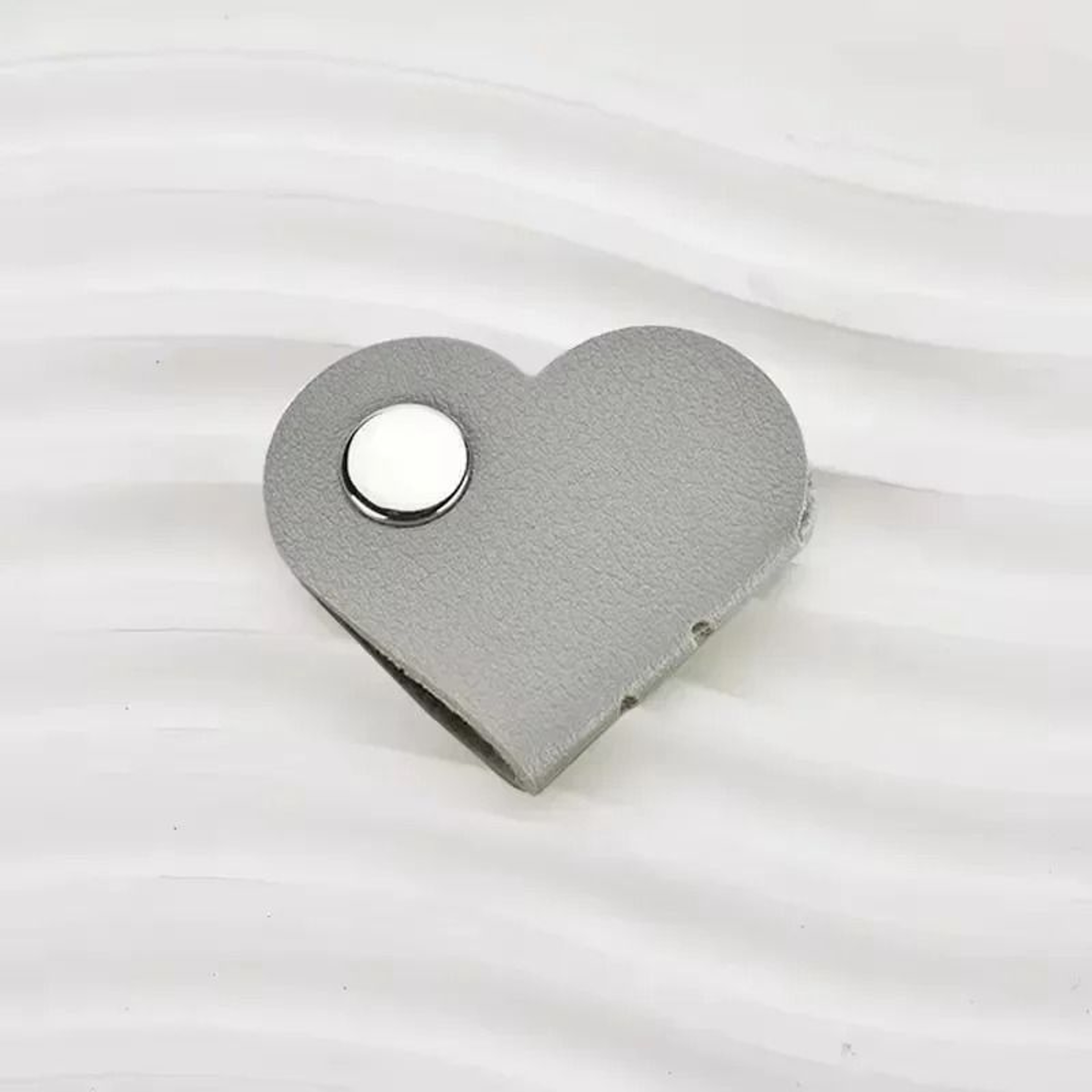 Mini Heart Leather Cable Winder  HighPerformance HeartShaped Cord Organizer  Headphone Wire Holder 12