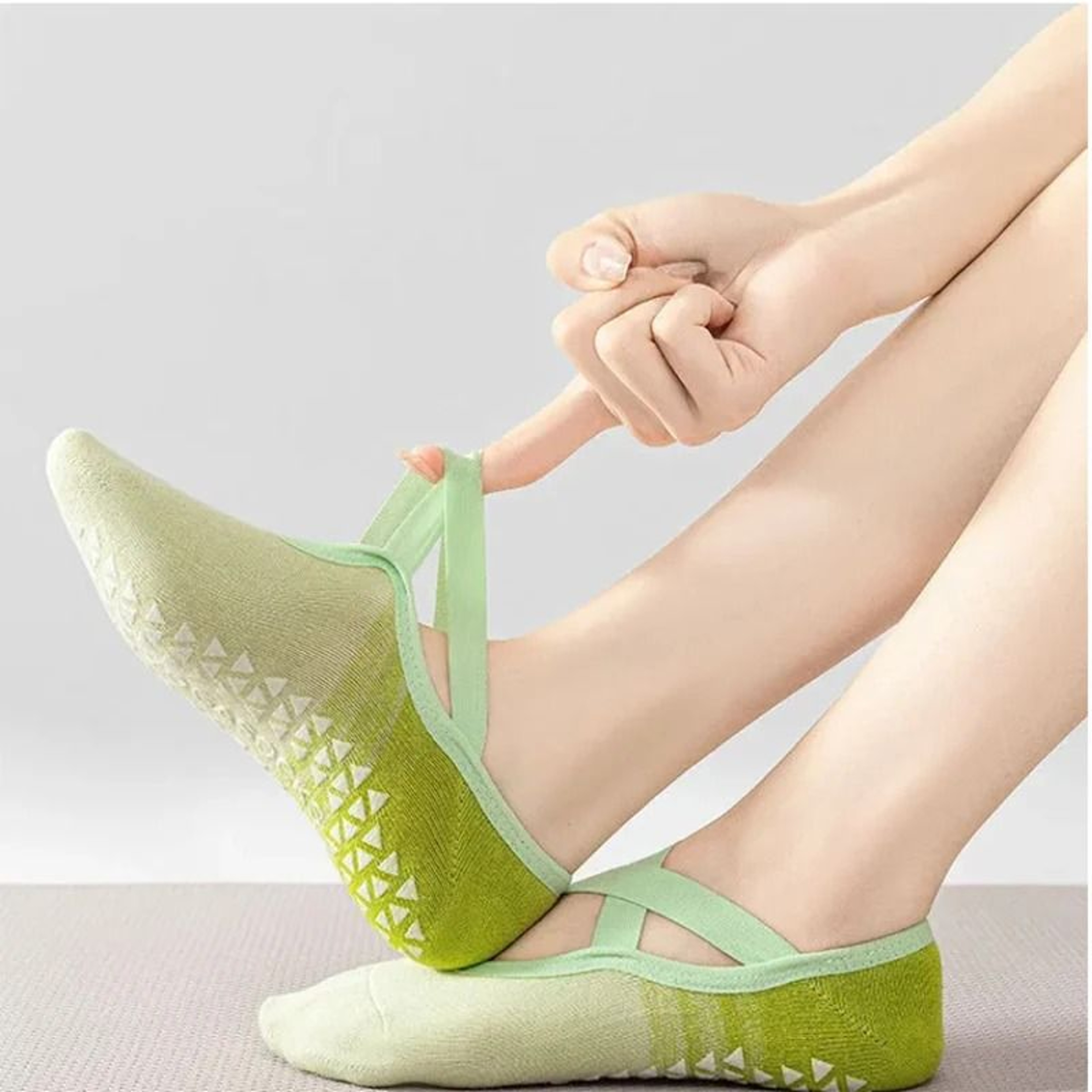Gradient Silicone Yoga Socks  HighPerformance NonSlip Pilates Grip  NoShow Fitness Training Socks 2