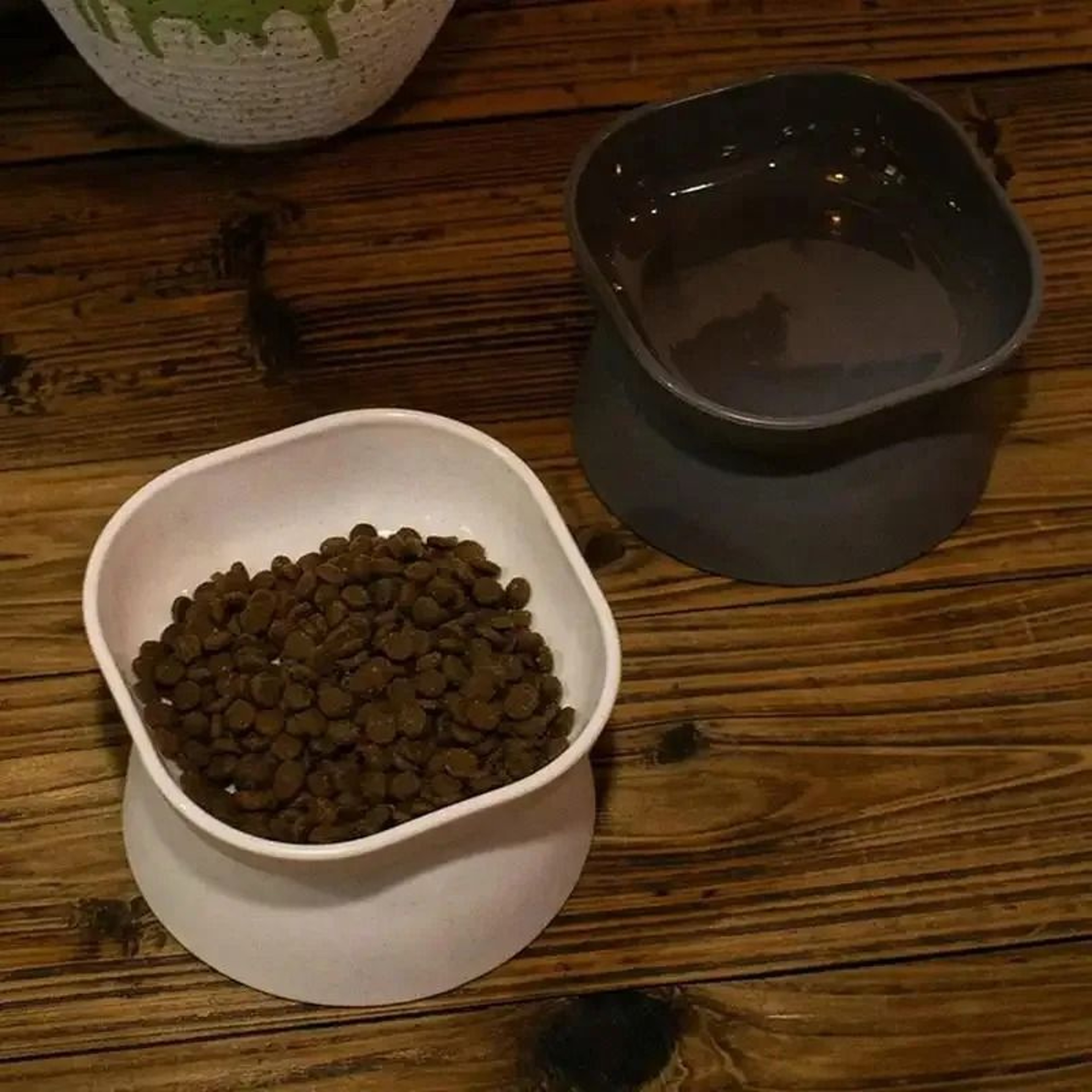 VertiPost AntiRollover Elevated Dining Chalice 2