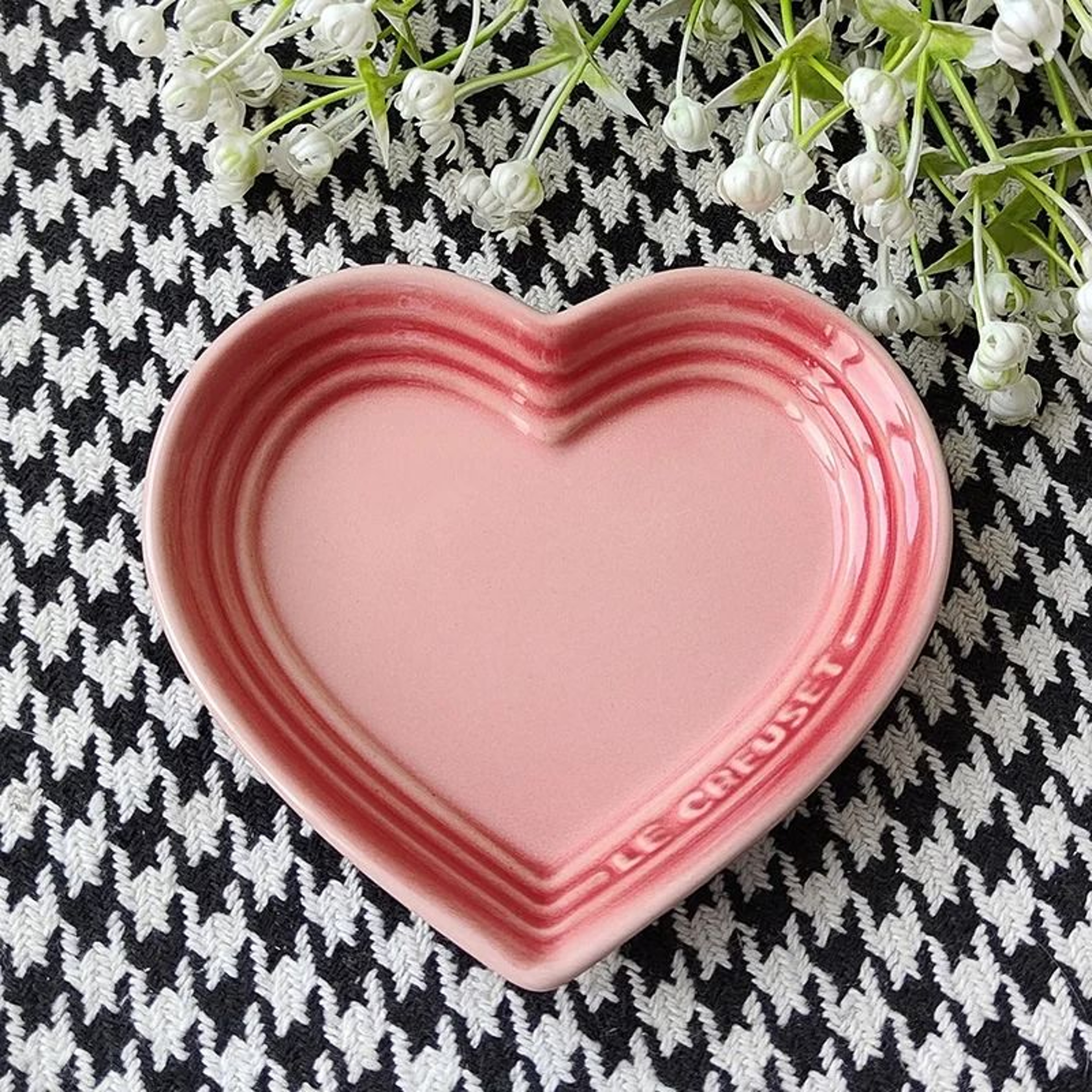 HeartShaped WhiskerFriendly Elevated Ceramic Cat Bowl 9