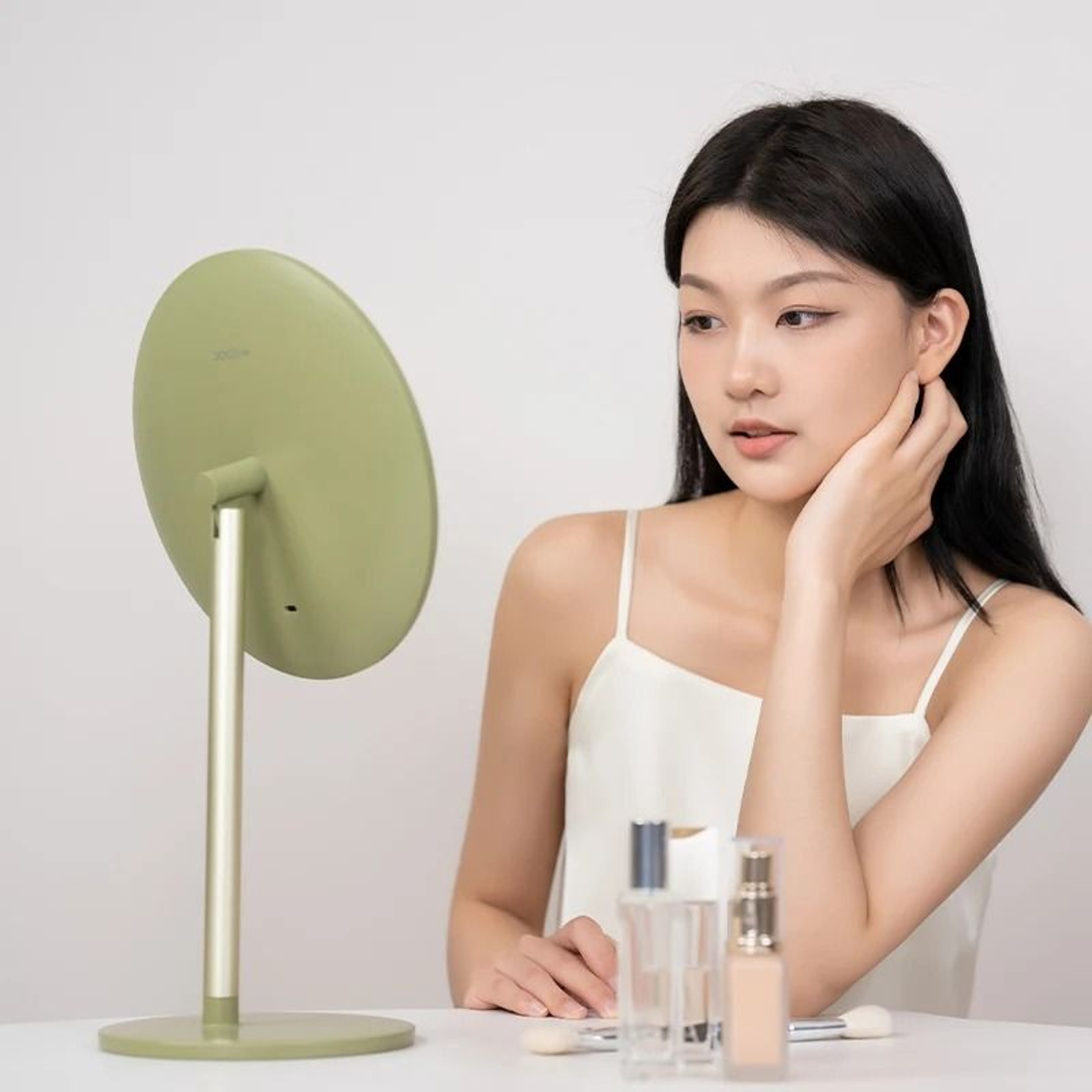 DOCO Premium Metal Desktop LED Makeup Mirror With Smart Adjustable Illumination 3
