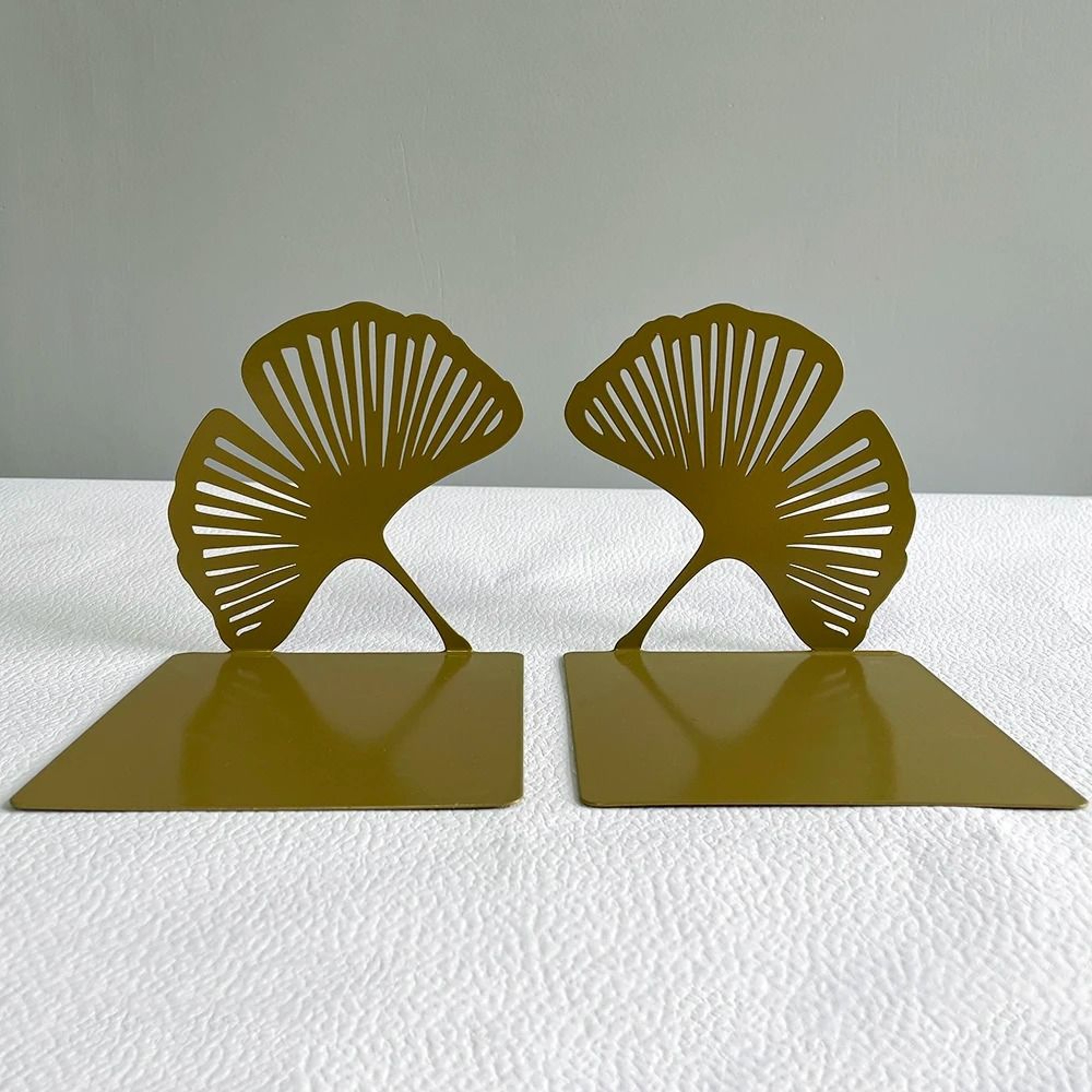 2Piece Exquisite Metal Ginkgo Leaf Bookends  Decorative Desktop  Bookshelf Book Support Set 0