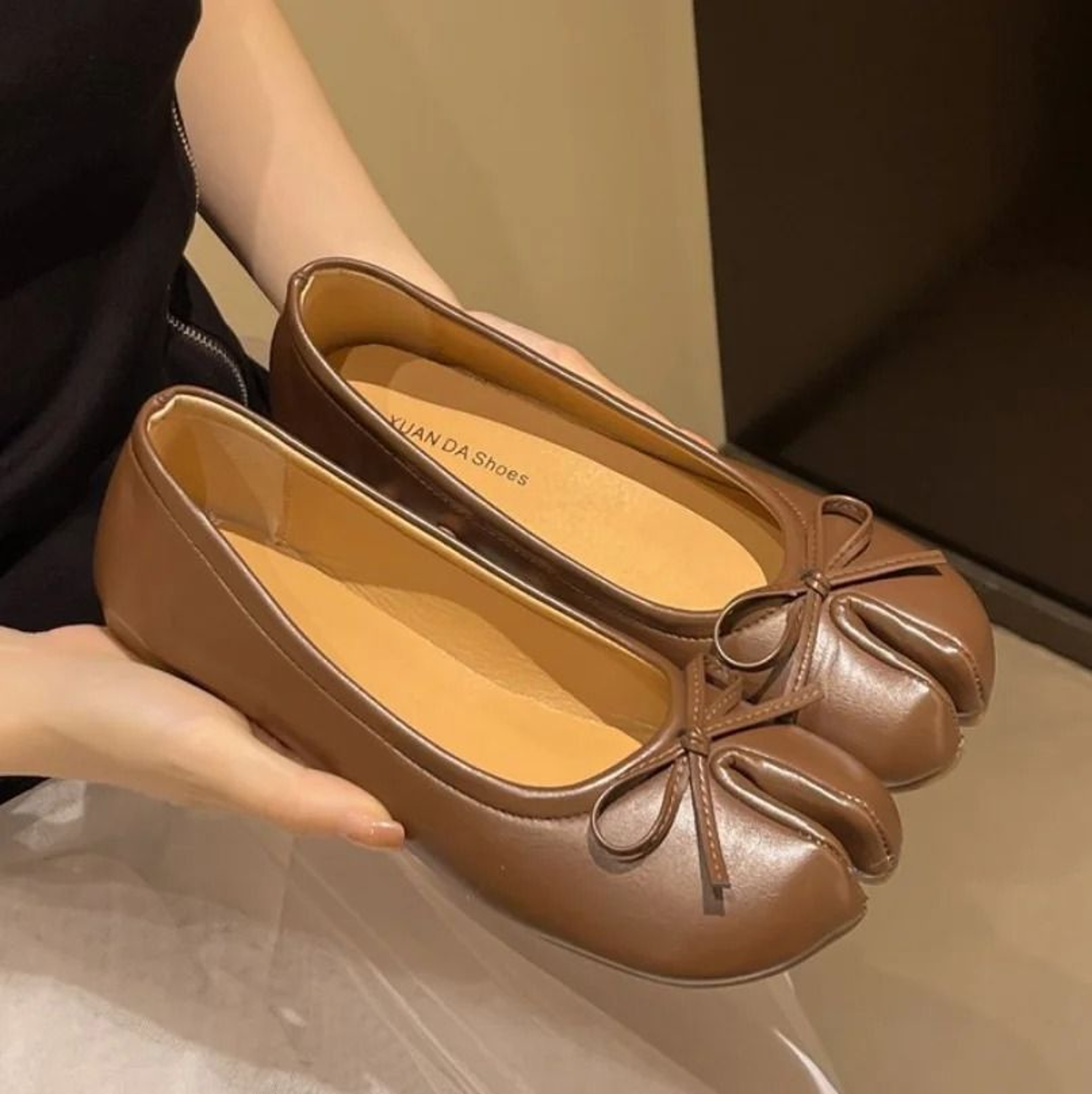 Womens Japanese Style Tabi Leather Flats With Split Toe Design 8