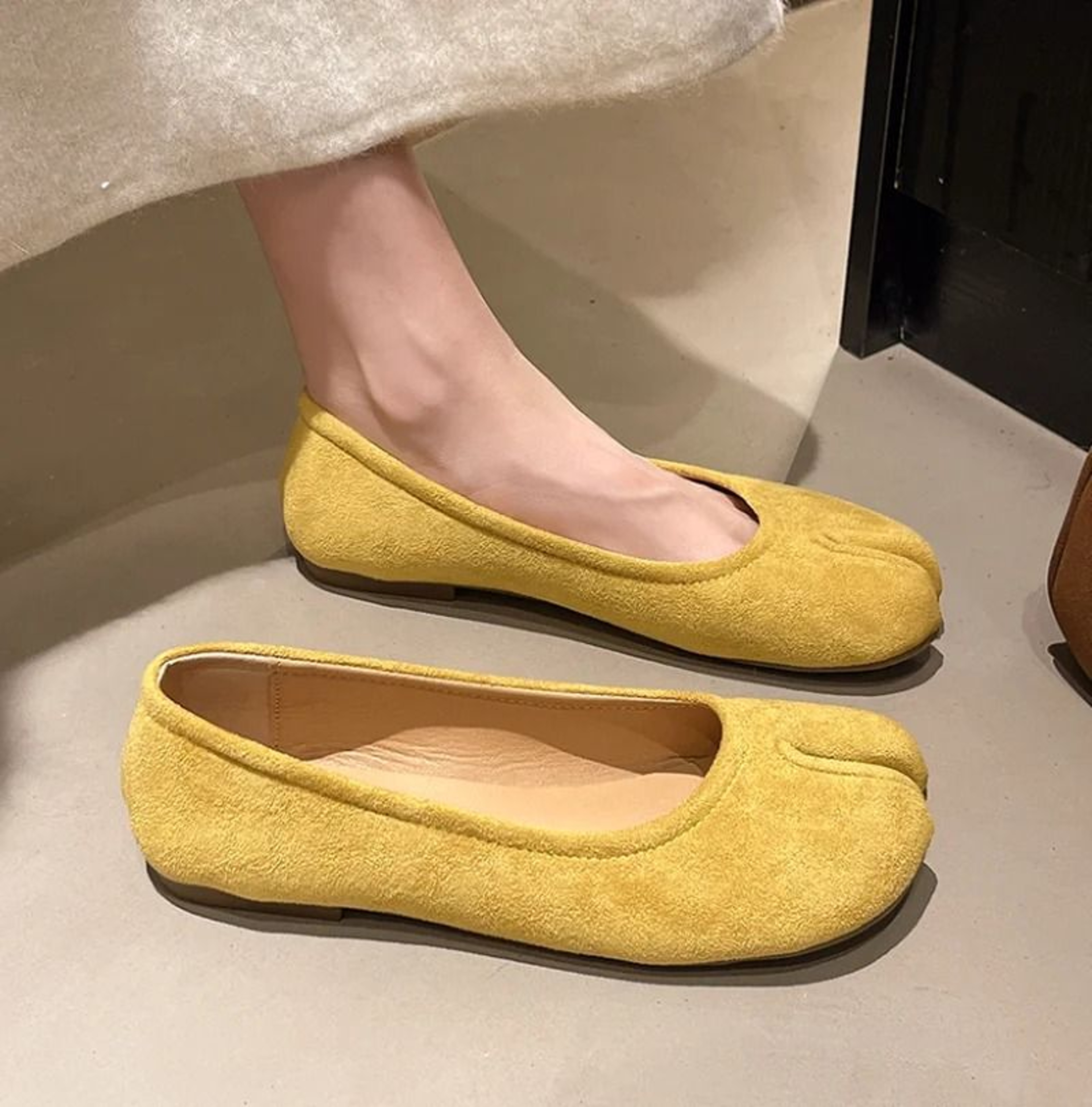 Womens Japanese Style Tabi Leather Flats With Split Toe Design 17