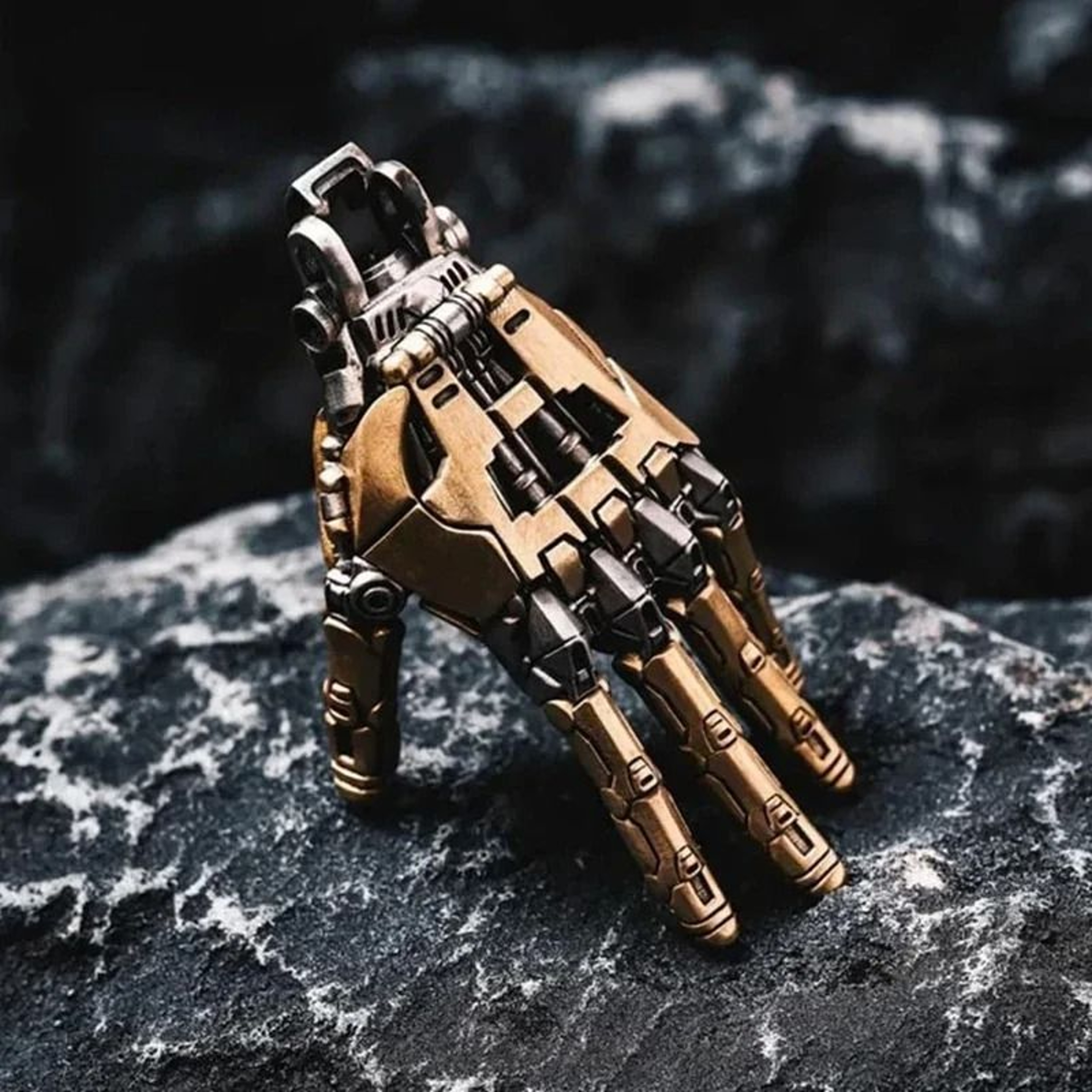 Mechanical Bionic Hand Pendant With Movable Finger Joints 0