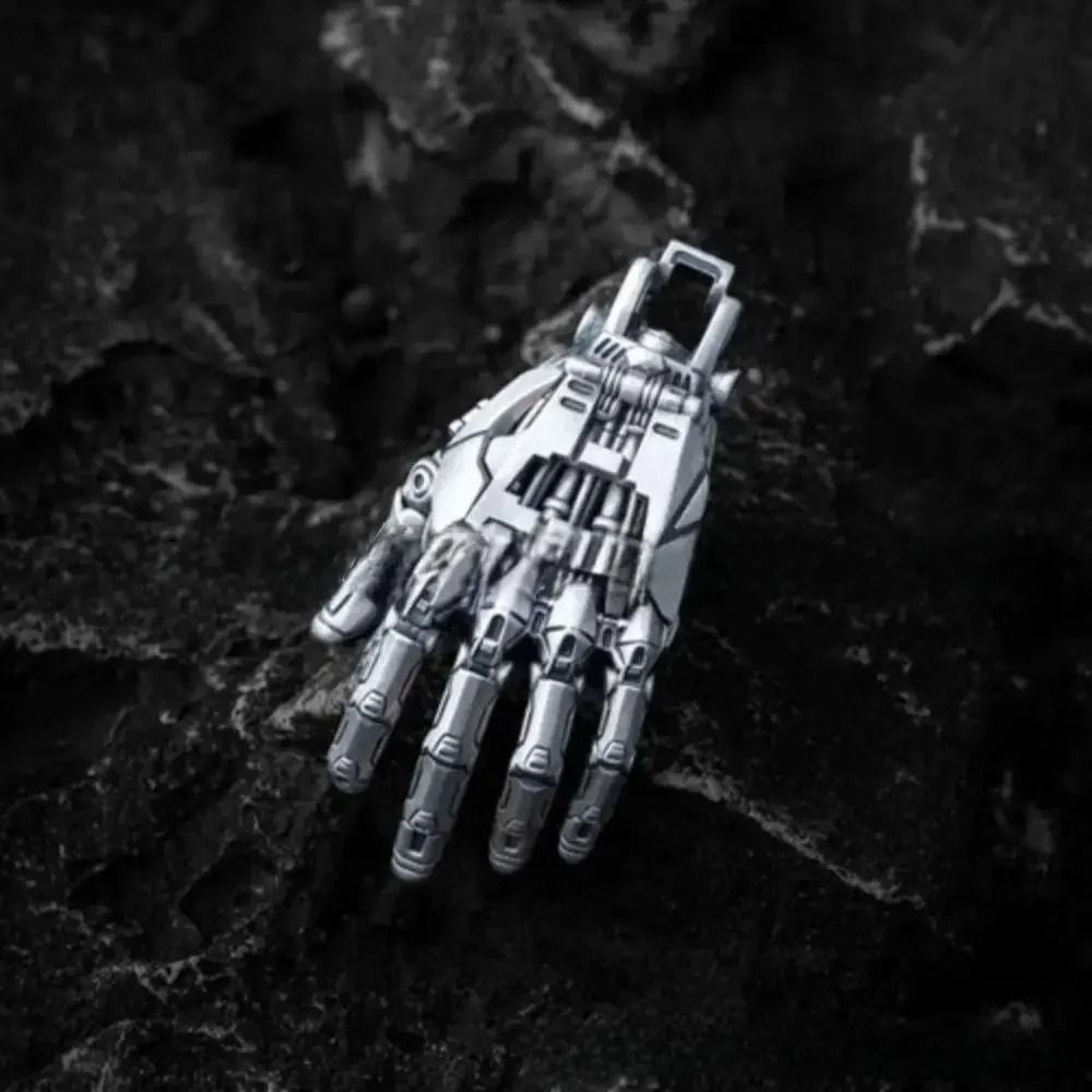 Mechanical Bionic Hand Pendant With Movable Finger Joints 8