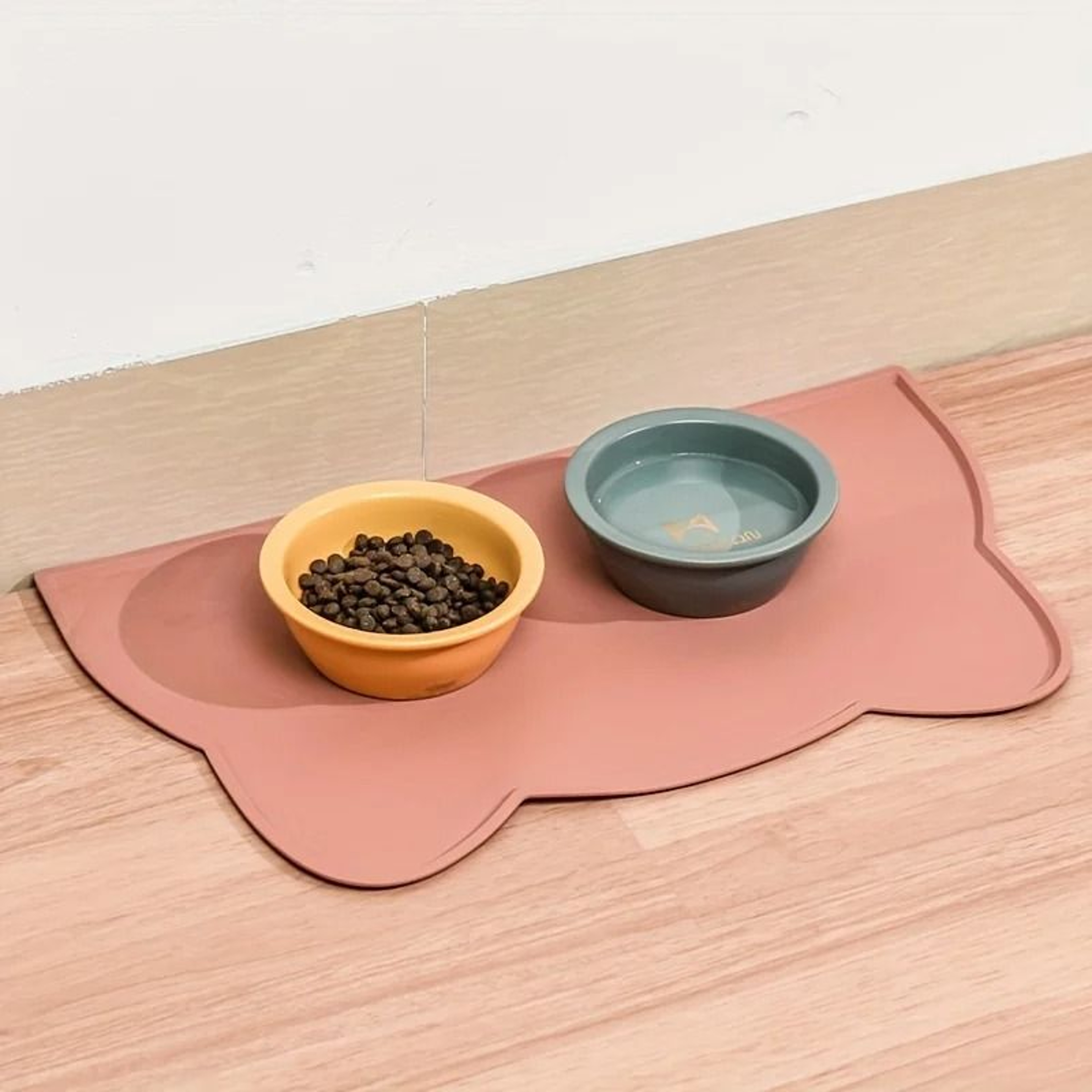 Silicone Pet Feeding Mat With Raised Edge 0