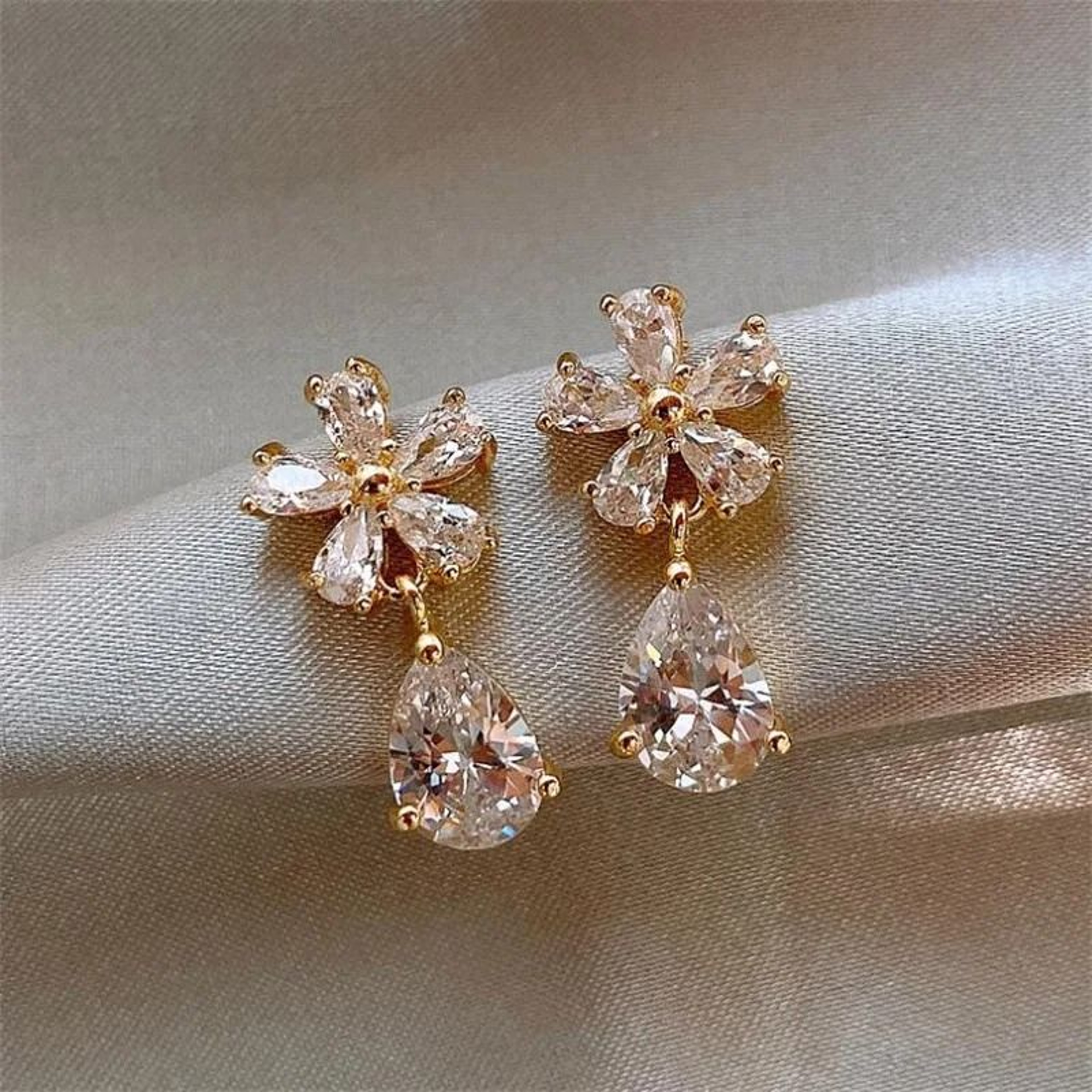 Light Luxury Flower Leaf Zircon And Pearl Stud Earrings 0