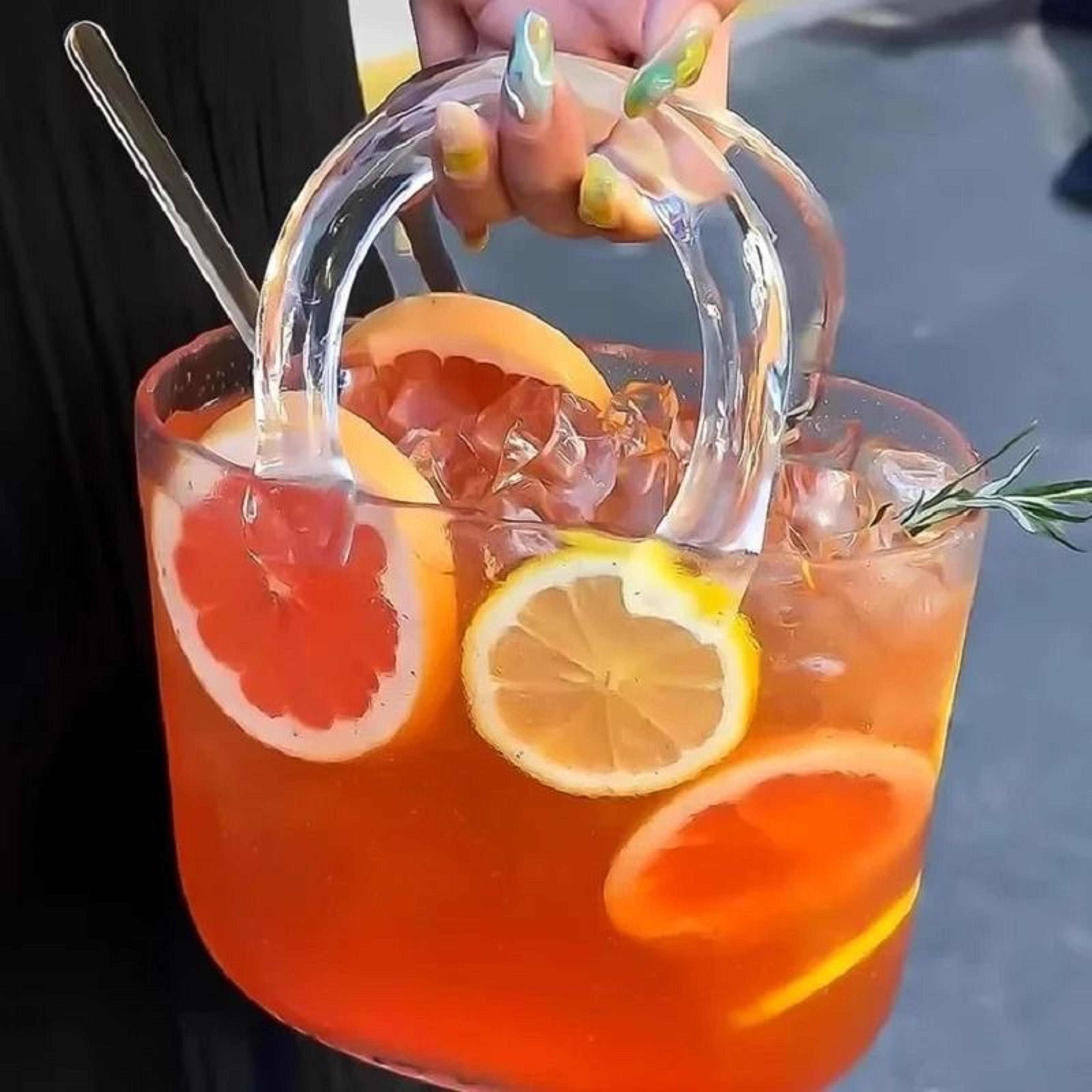 Elegant Clear Glass Fruit Wine Cup With Modern Handheld Design 4