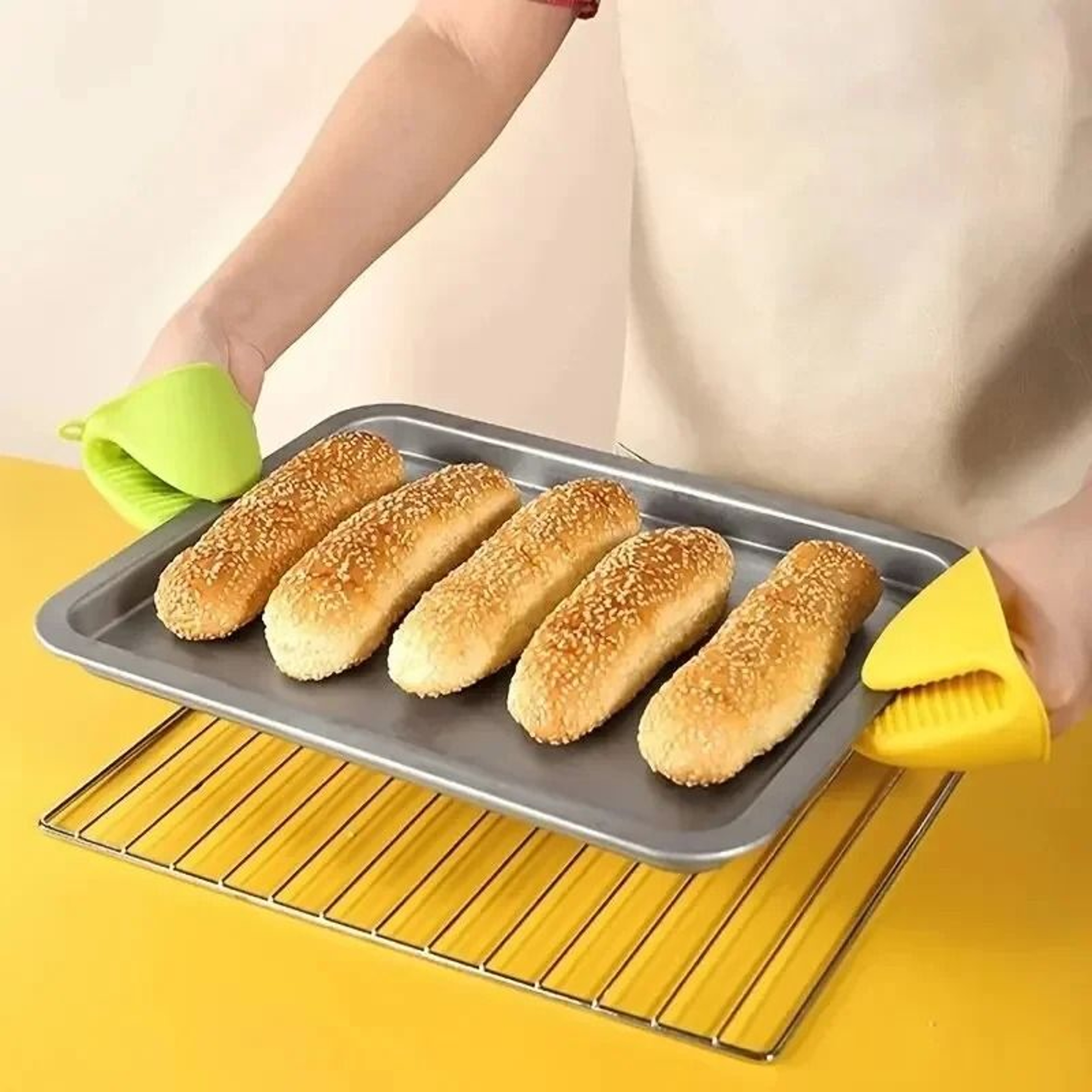 2 Pack Thick Silicone Oven Mitt Clips With Heat Protection 4