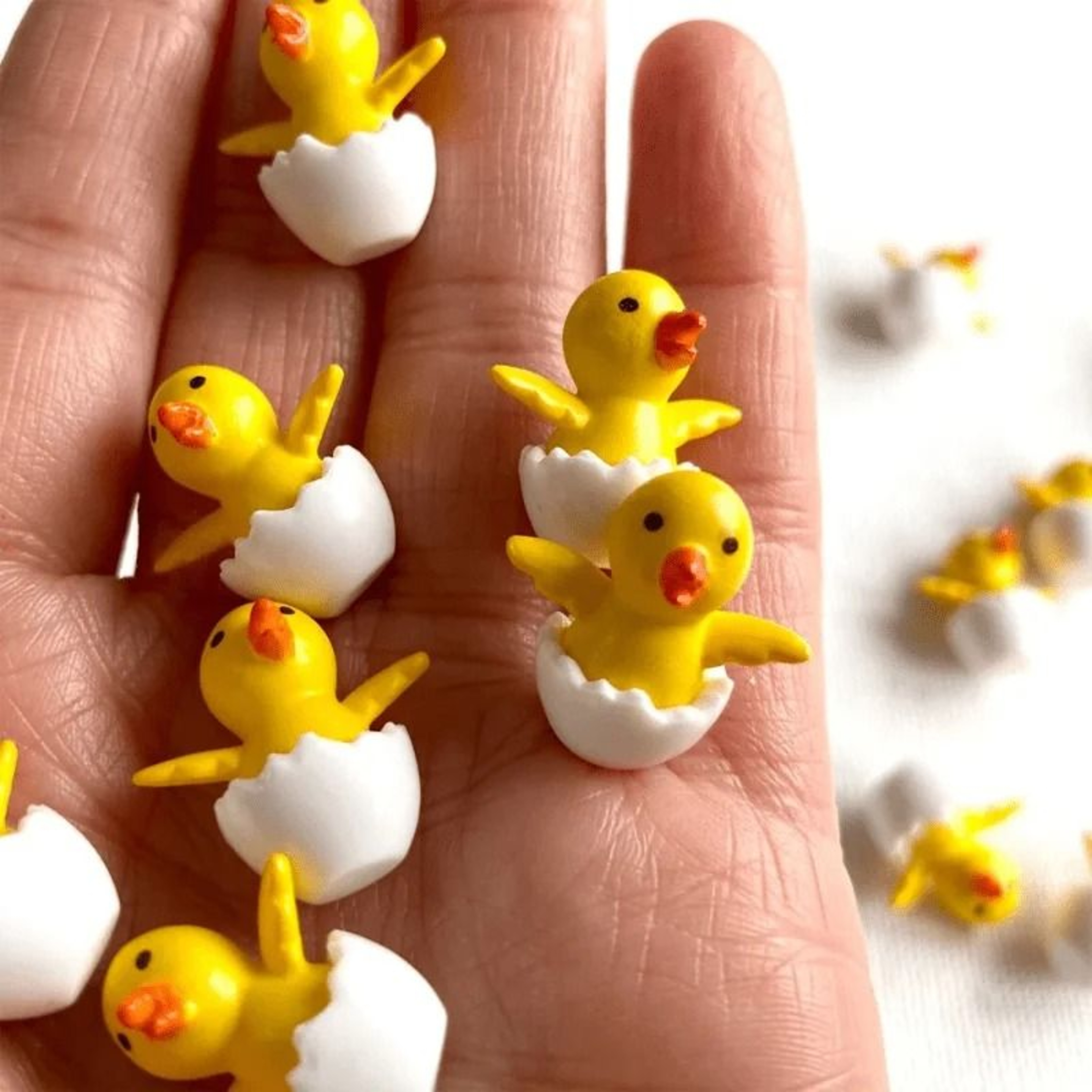 Miniature Resin Chick Figurine Set For Indoor And Outdoor Decor 0