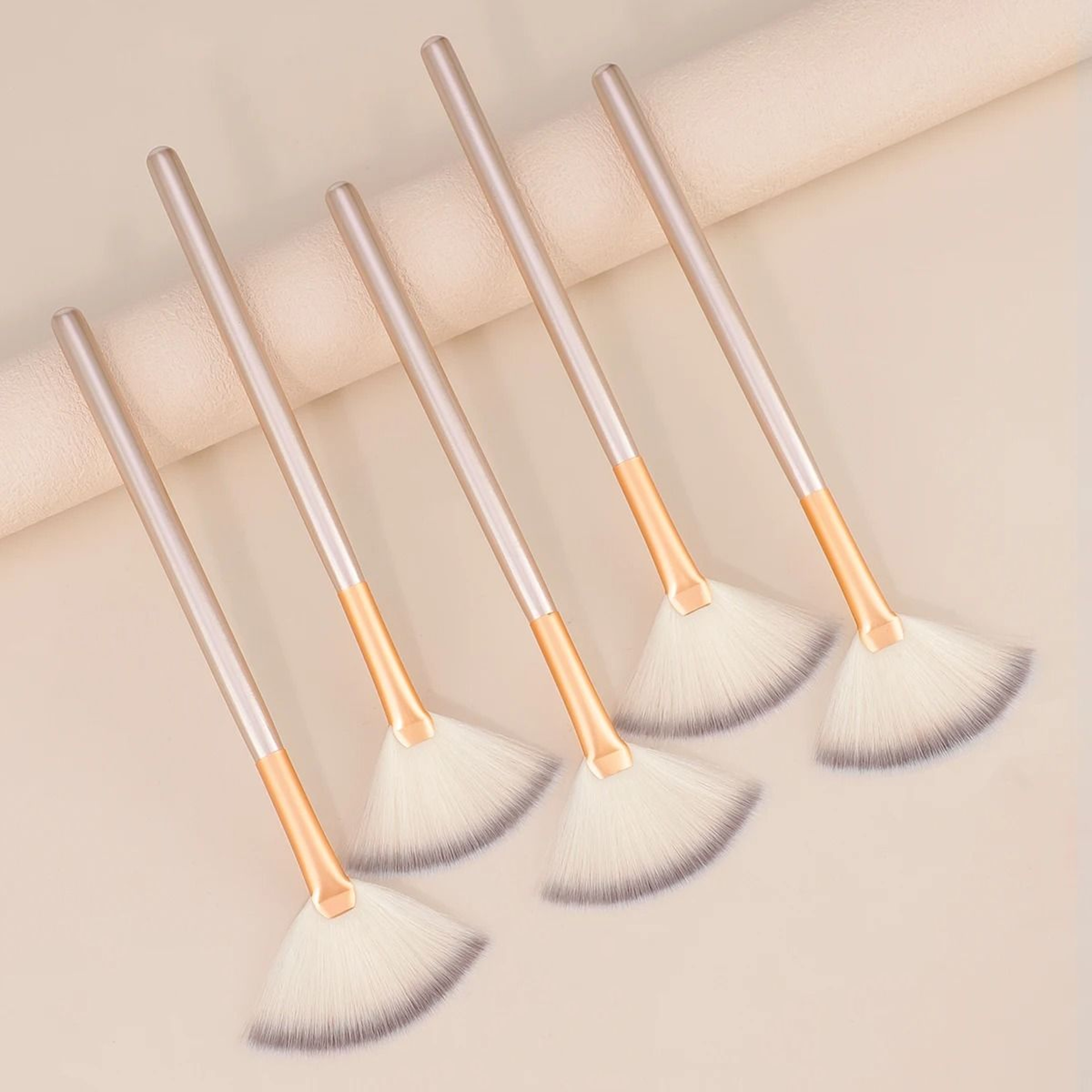 Ergonomic Fan Mask And Cosmetic Applicator 3