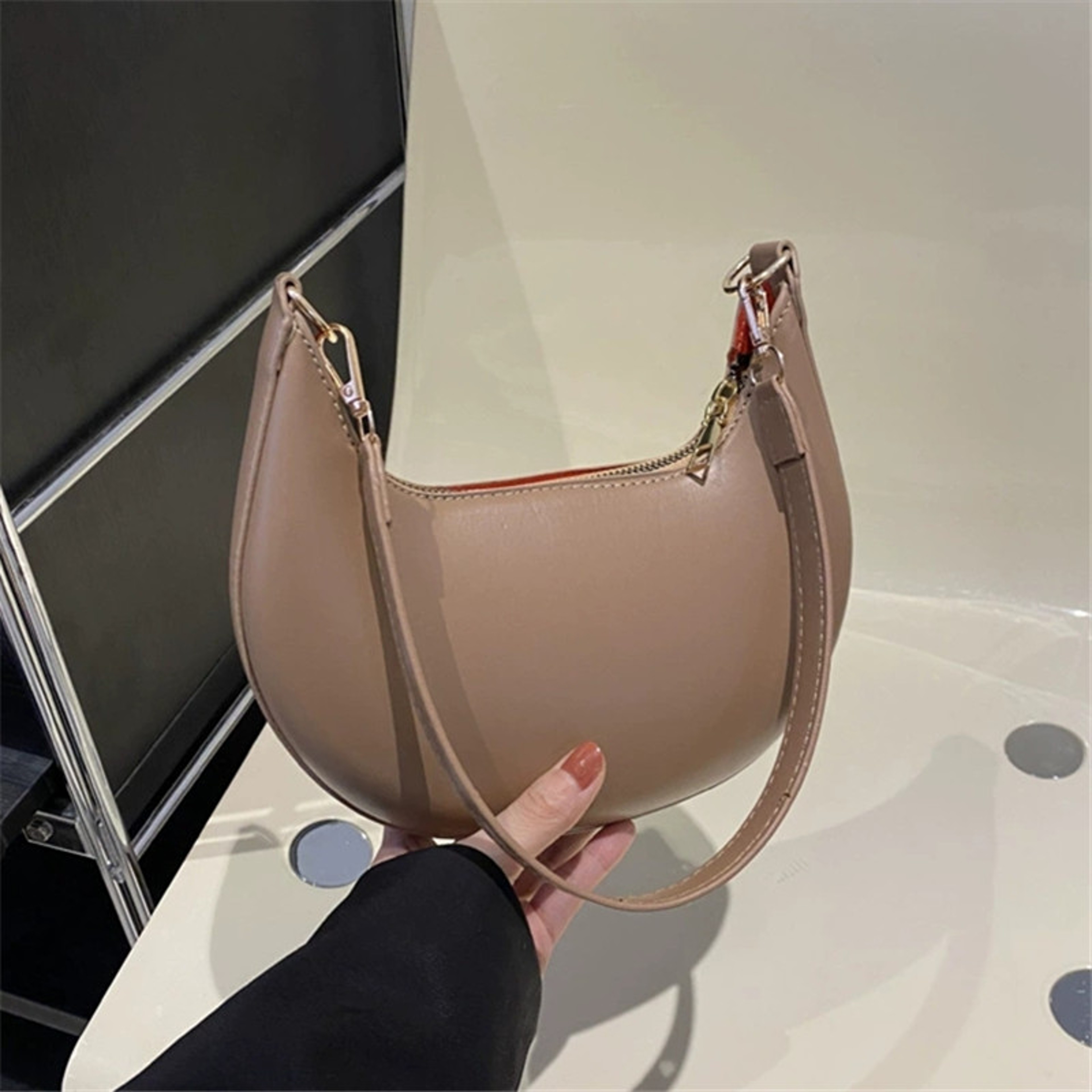 Luxury Women's Single Shoulder Bag, Fashionable Moon Shaped Baseball Bag, Elegant High End Purse – view 7