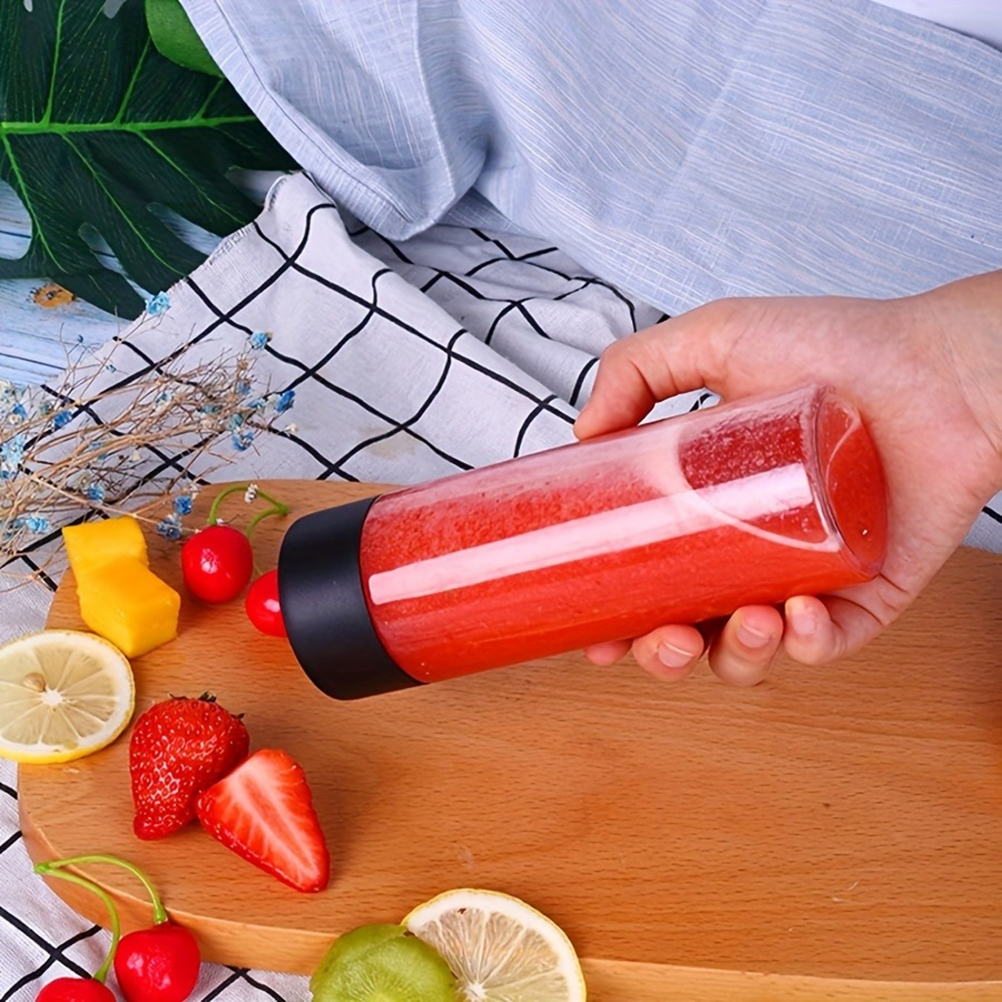 Clear PET Bottles Reusable Juice  Beverage Storage Bottles With Leakproof Lids 2