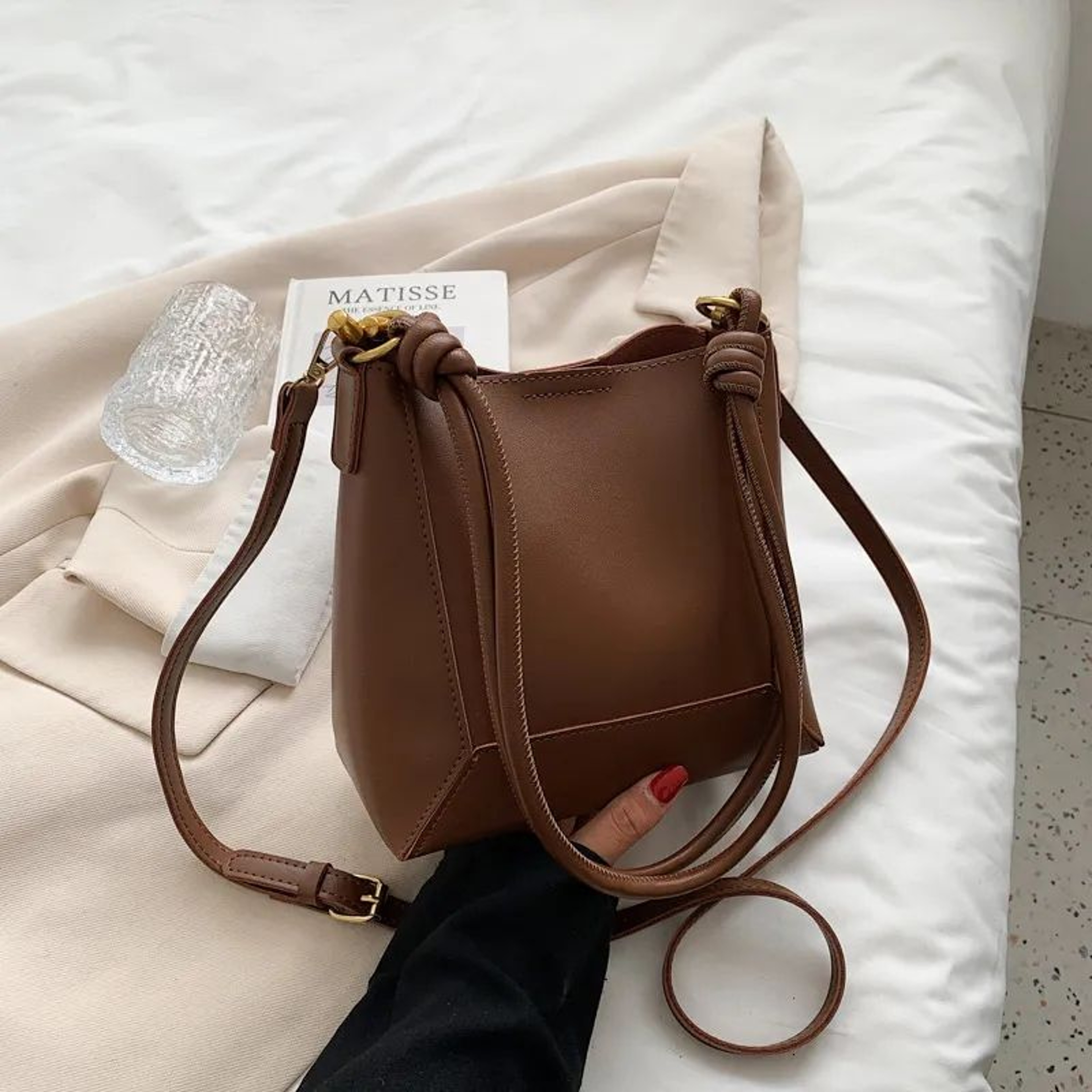 Womens Large Capacity PU Leather Shoulder Bag With Retro Flap Design 5