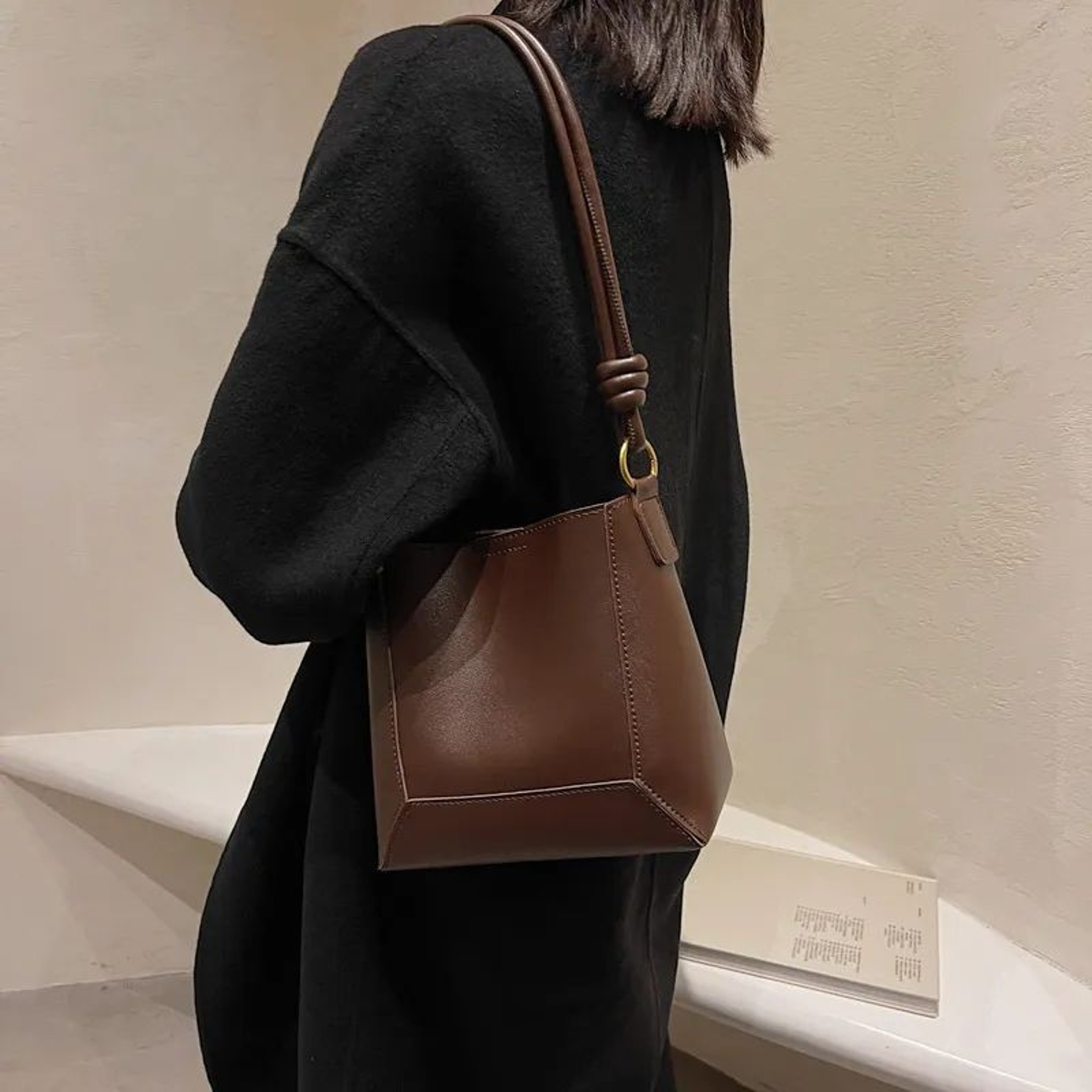 Womens Large Capacity PU Leather Shoulder Bag With Retro Flap Design 1