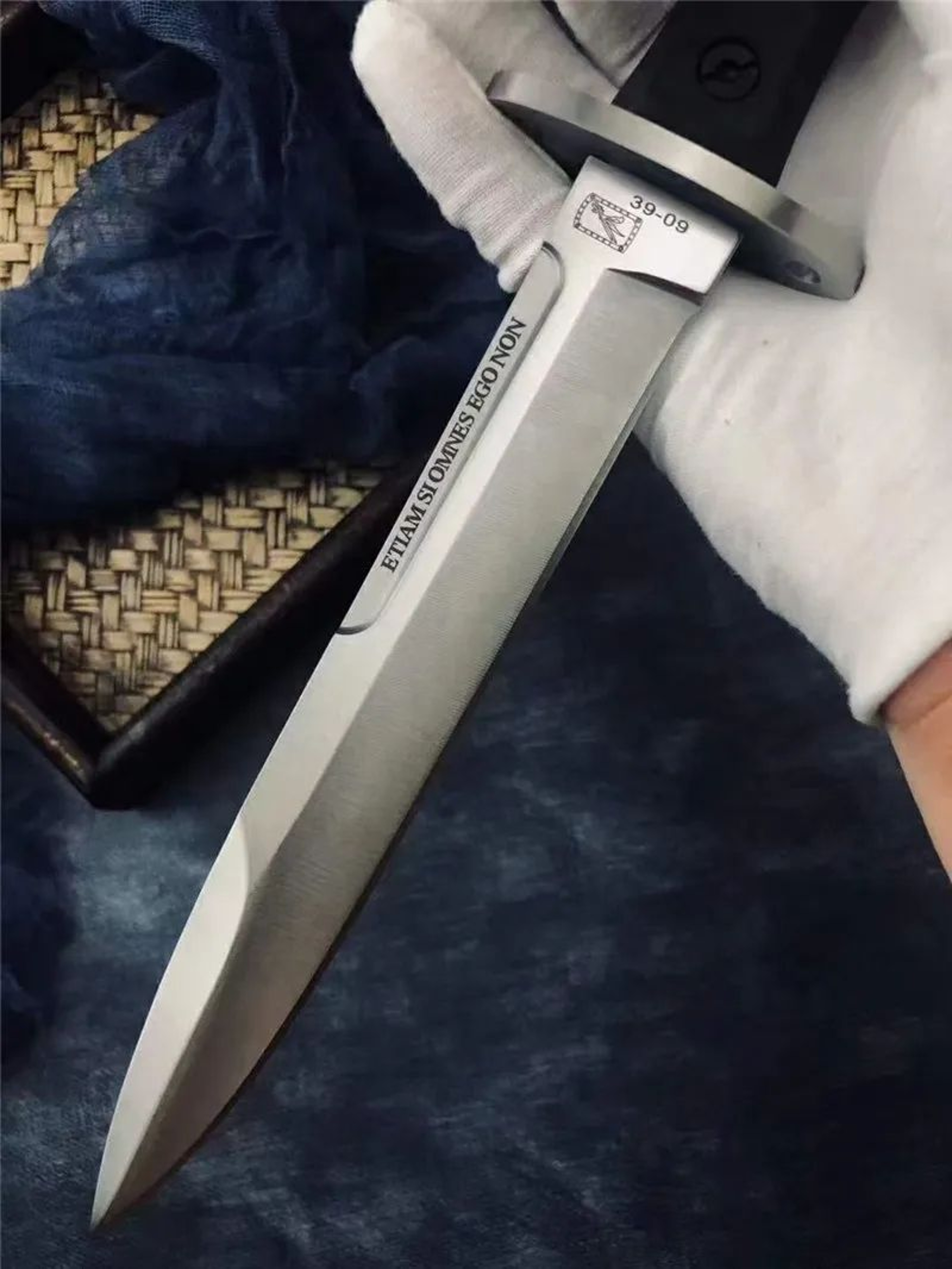 Fixed Blade Camping Knife With Serrated Steel Blade And Handle 1