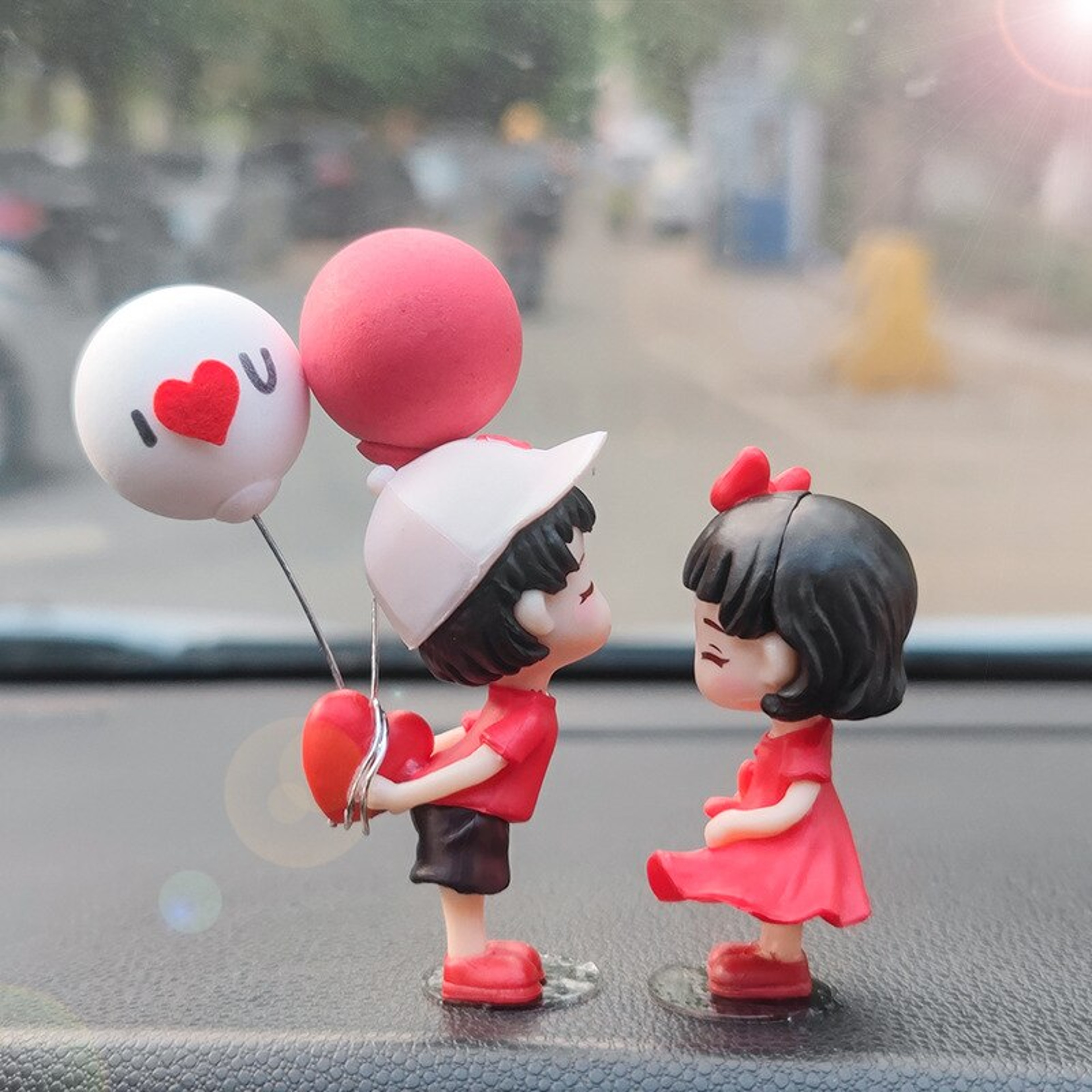 Cute Couple Car Dashboard Ornament Romantic Cartoon Kissing Figurine Car Interior Decoration – view 10