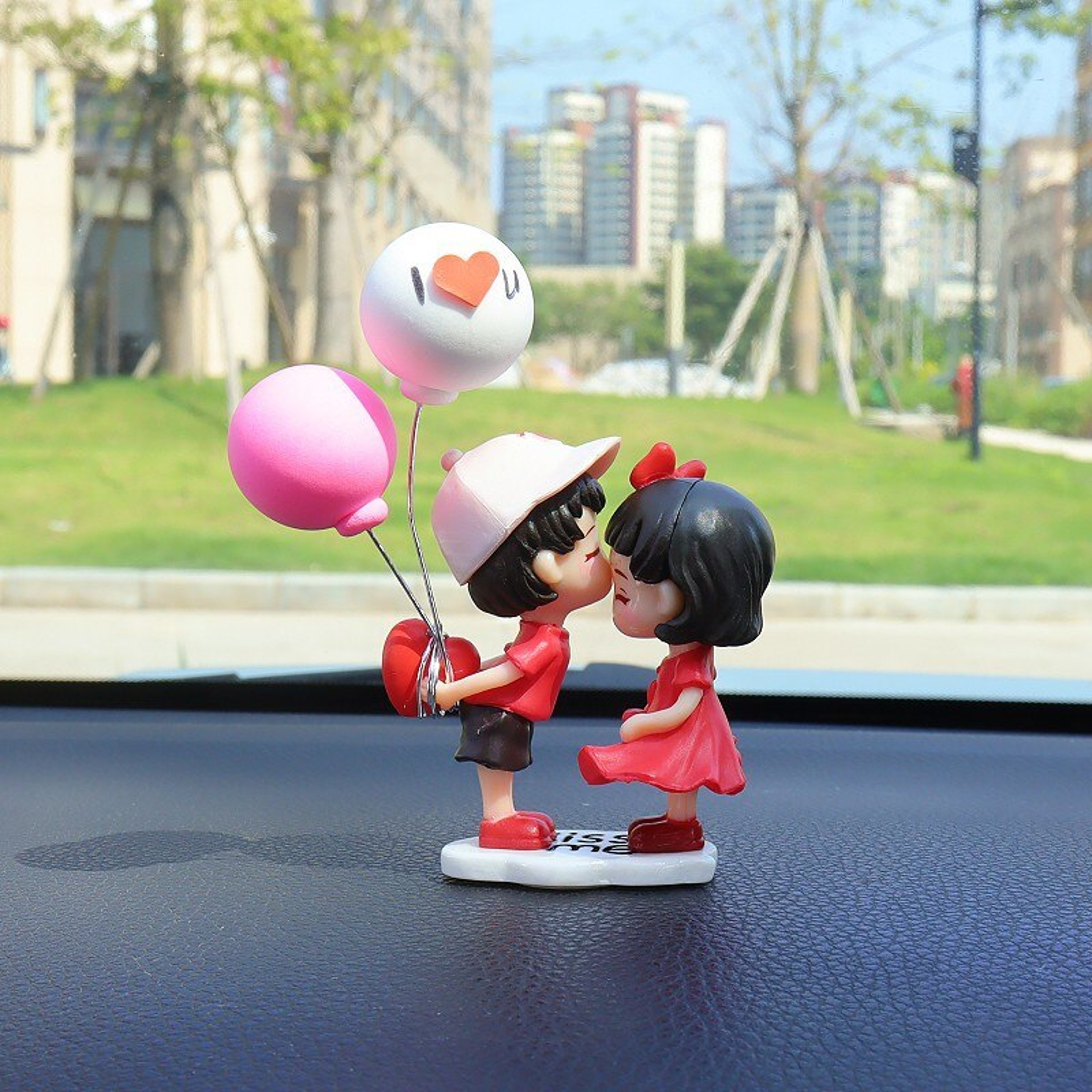 Cute Couple Car Dashboard Ornament Romantic Cartoon Kissing Figurine Car Interior Decoration – view 11