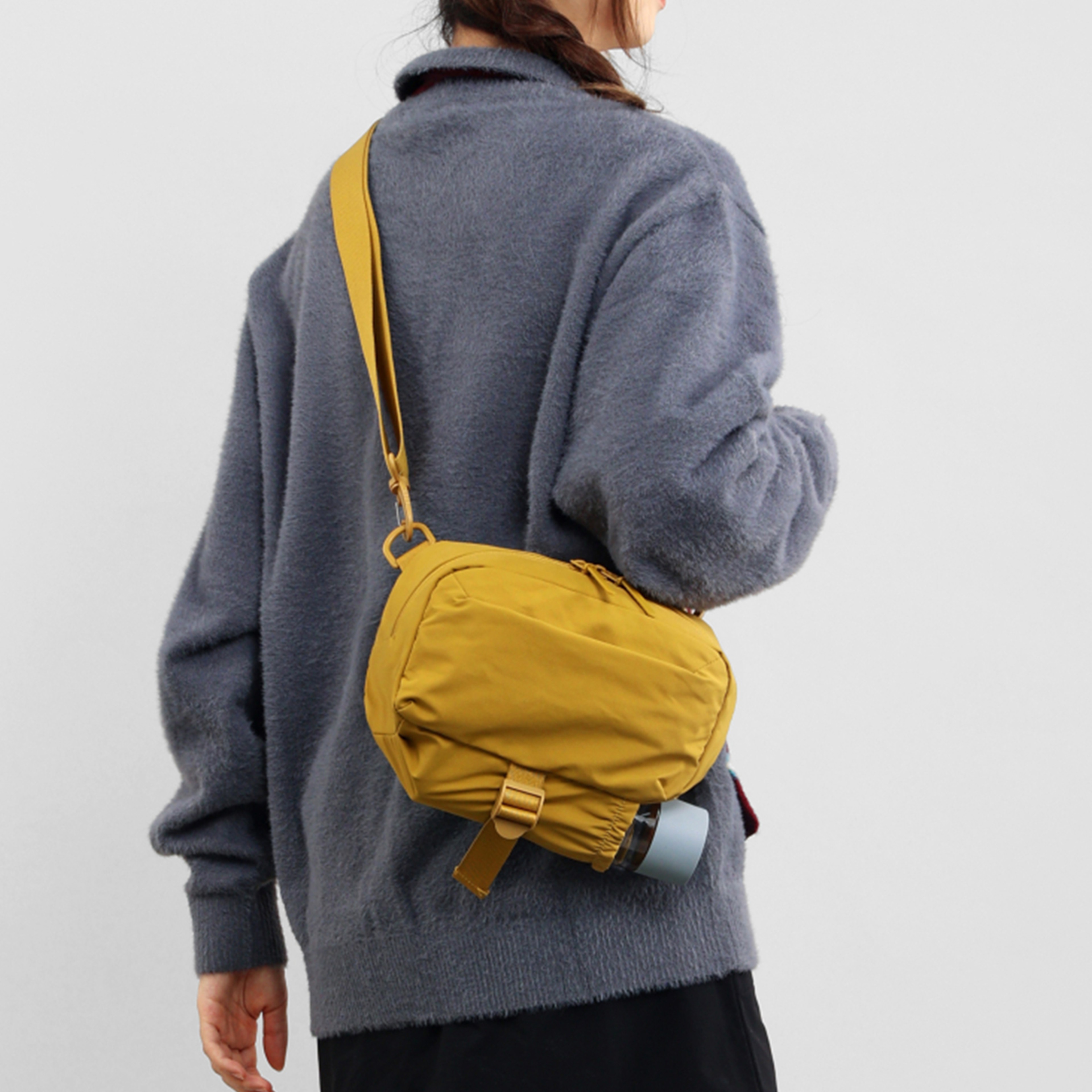 Hands Free Crossbody Water Bottle Bag With Phone Pocket Lightweight Hiking Water Bottle Pouch 0