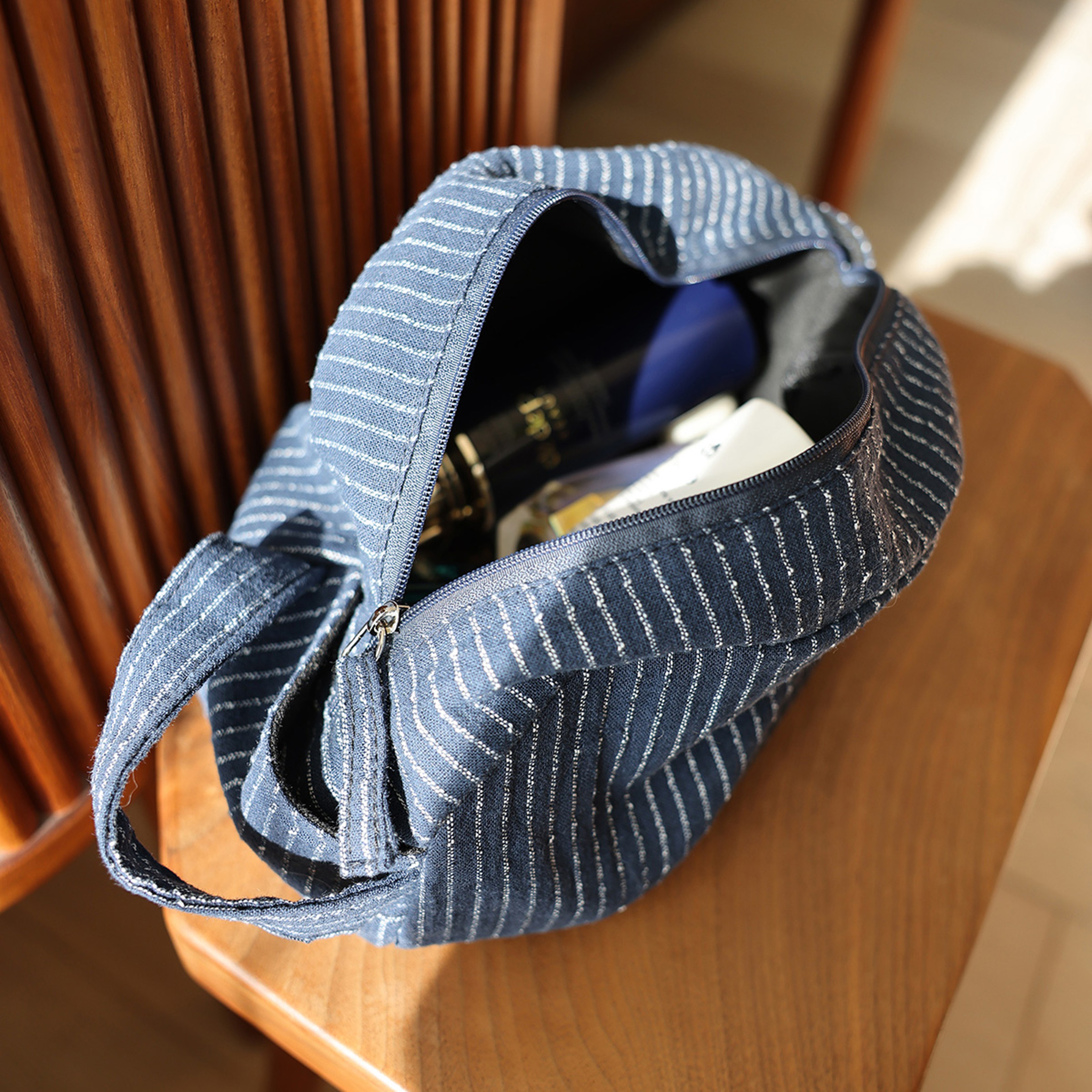 Large Capacity Travel Cosmetic Bag Portable Wash Bag For Makeup Toiletries And Clothing 1
